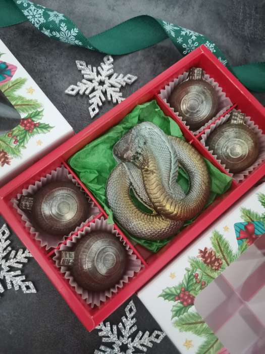 Фотография покупателя товара Коробка под 8 конфет «С Новым годом!», 9.8×17.7×3.5 см - Фото 2