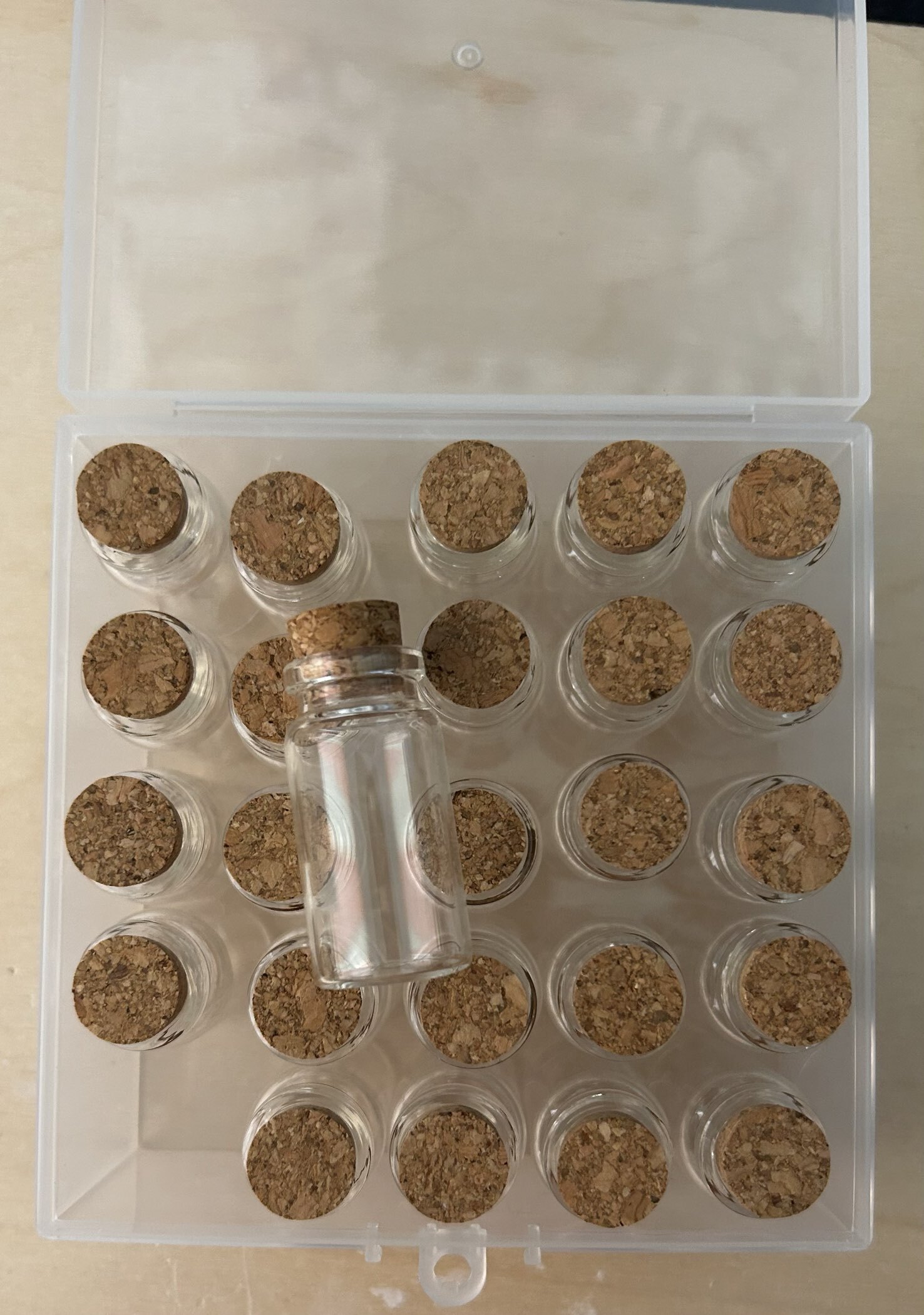 Фотография покупателя товара Набор баночек для хранения бисера, d=2×4 см, 25 шт., в контейнере, 11×11×5 см - Фото 3