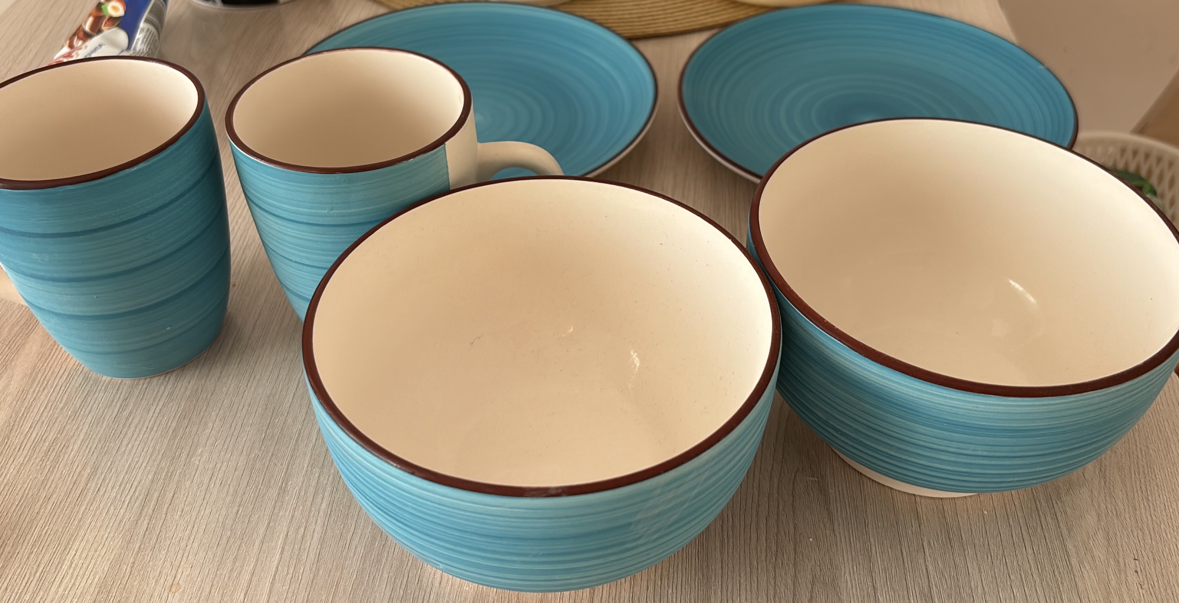 Фотография покупателя товара Набор посуды Доляна «Бриз», 6 предметов: кружка 360 мл, салатник 800 мл, тарелка d=19 см, керамика, голубой - Фото 2