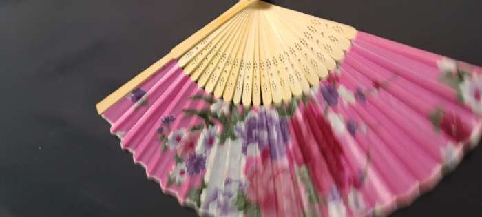 Фотография покупателя товара Веер складной h=21 см «Цветы», с чехлом, розовый - Фото 4