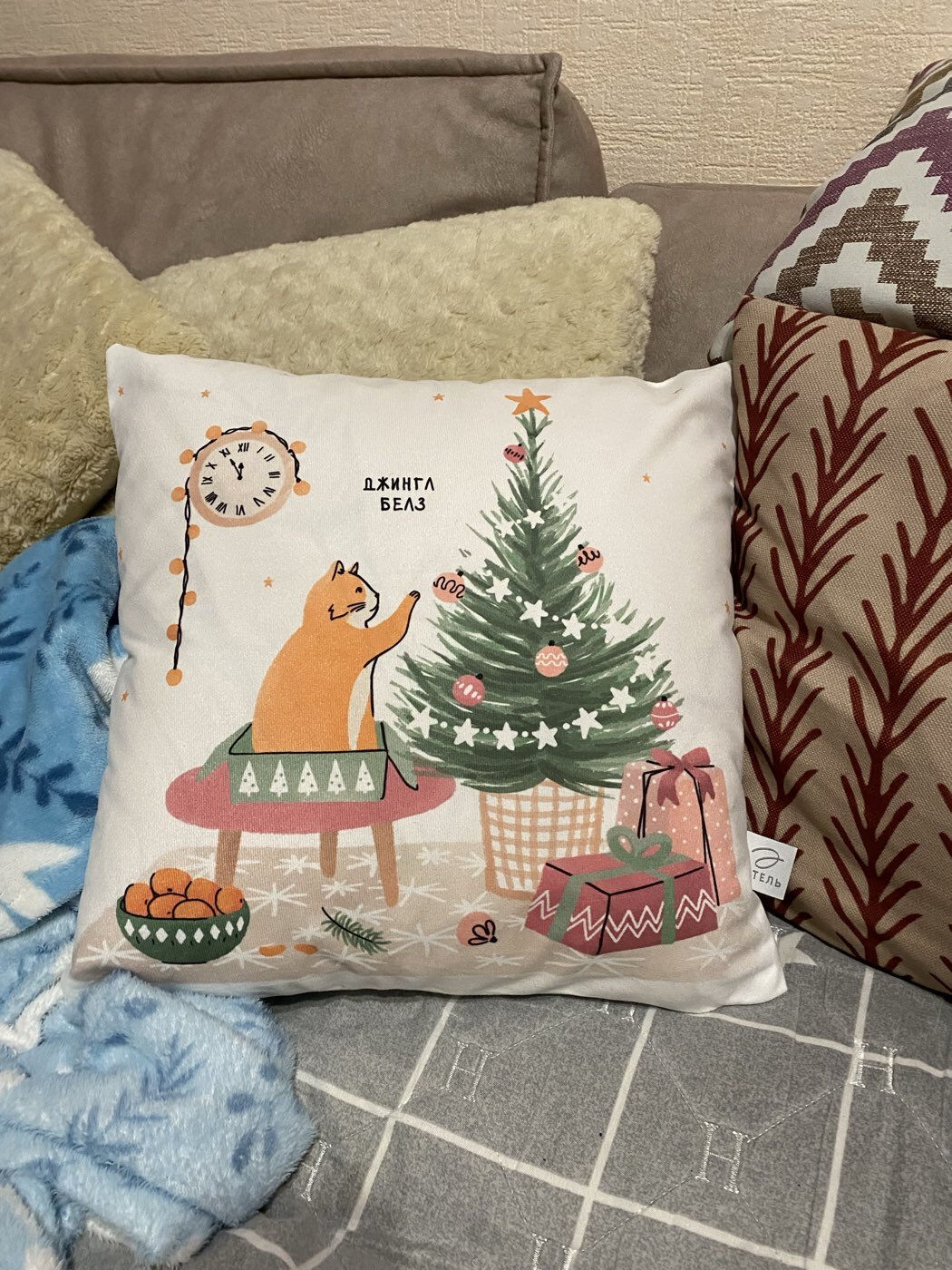 Фотография покупателя товара Наволочка декоративная новогодняя «Этель. Джингл белз» 40×40 см, велюр - Фото 2