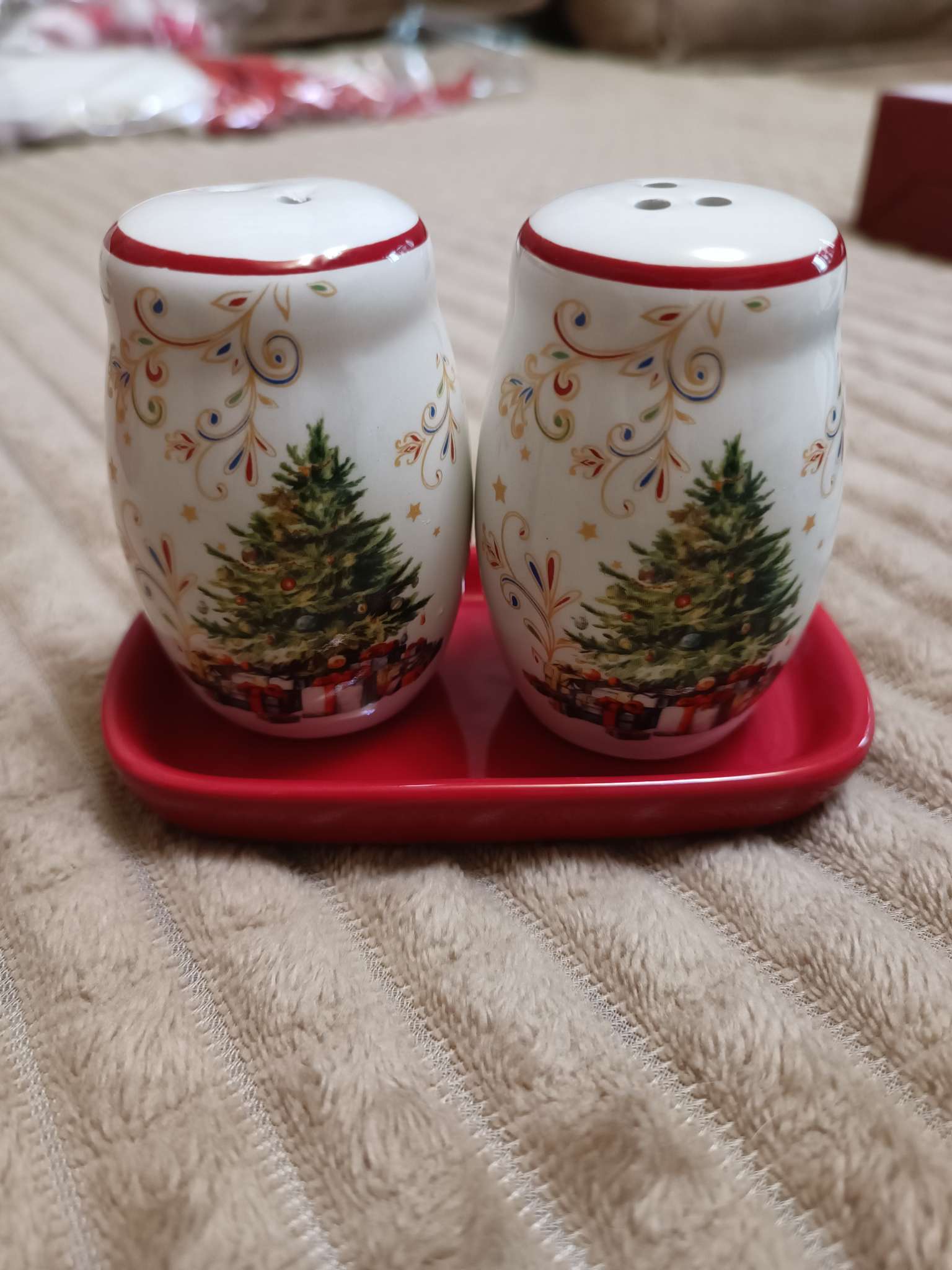 Фотография покупателя товара Набор для специй новогодний Доляна «Волшебное дерево», 3 предмета: солонка 130 мл, перечница 130 мл, подставка, 16.8×12×9 см, доломит - Фото 9