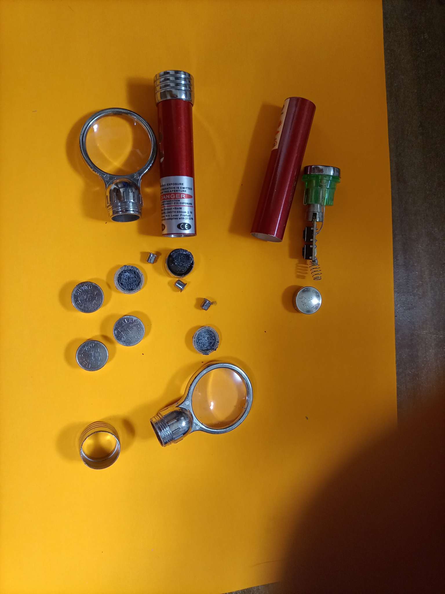 Фотография покупателя товара Лазерная указка с лупой 2.5 см «Красная», 3 режима:мигает, светит, лазер, LR44×3 шт., 1.5×2.8×10 см - Фото 1