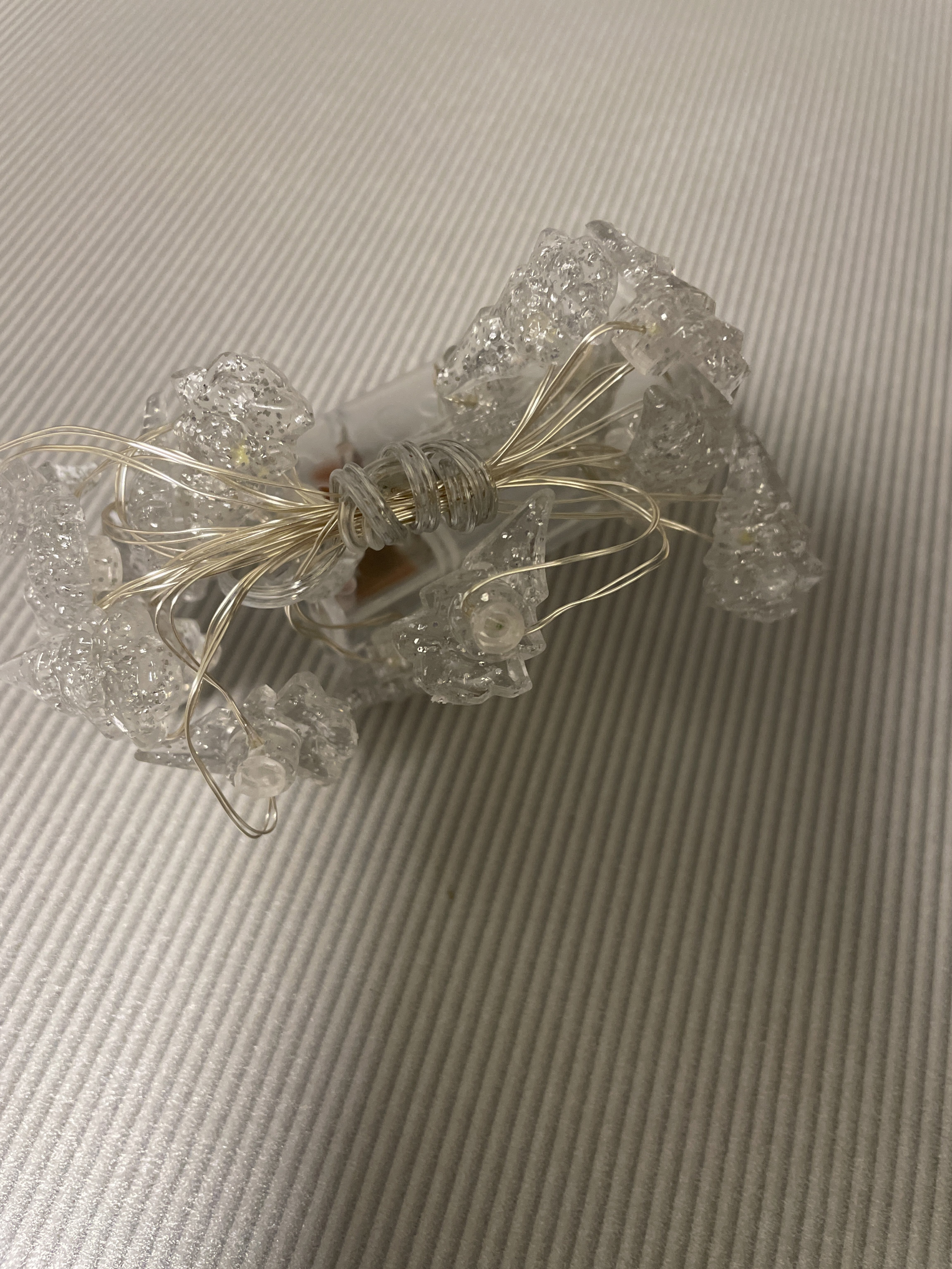 Фотография покупателя товара Гирлянда «Нить» 2 м, роса с насадками «Снежная ёлочка», IP20, серебристая нить, 20 LED, 2 режима, от батареек АА×2, свечение белое - Фото 3