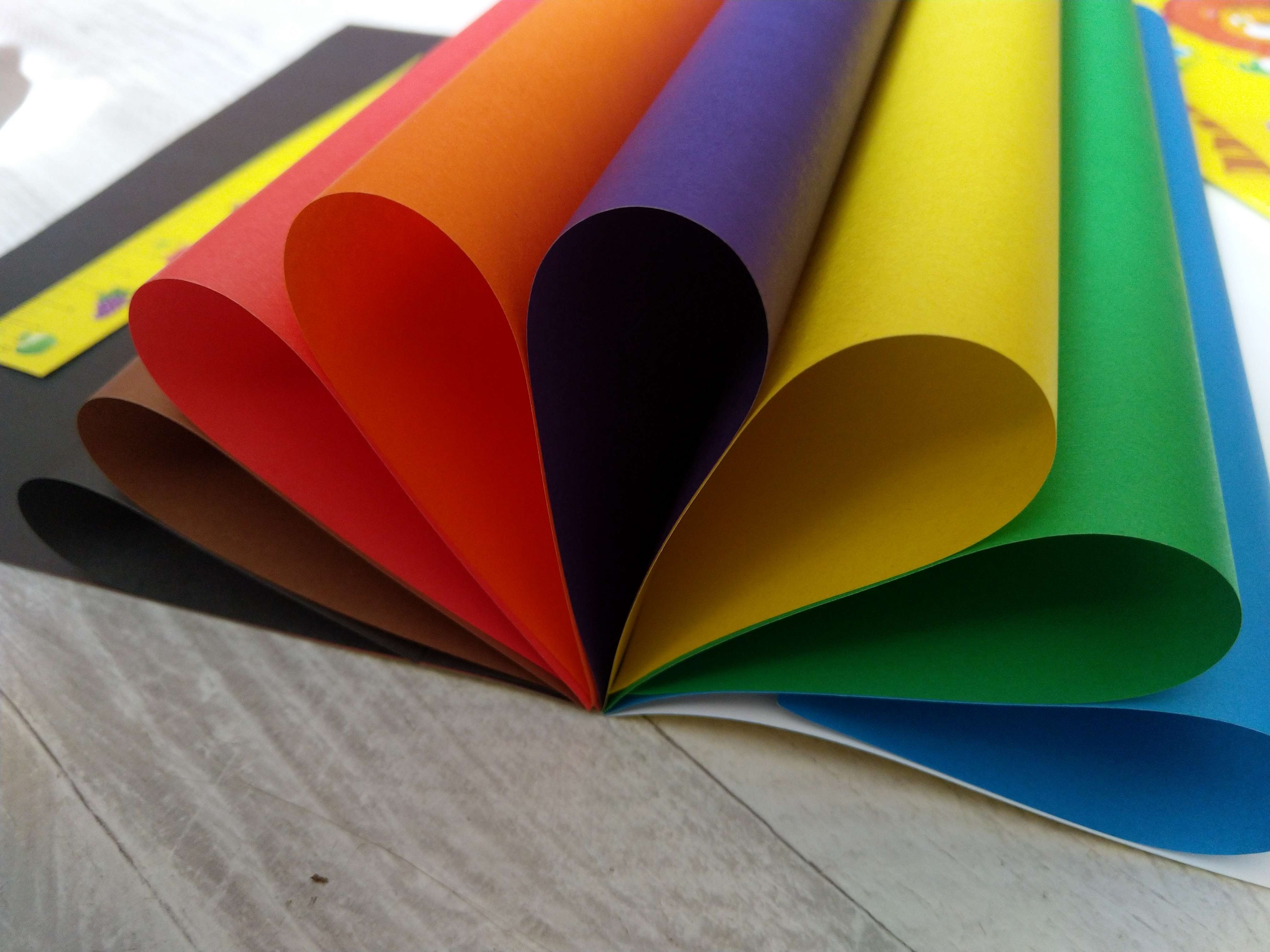 Фотография покупателя товара Бумага цветная двусторонняя А4 на скрепке, 16 листов, 8 цветов "Каляка-Маляка" - Фото 3