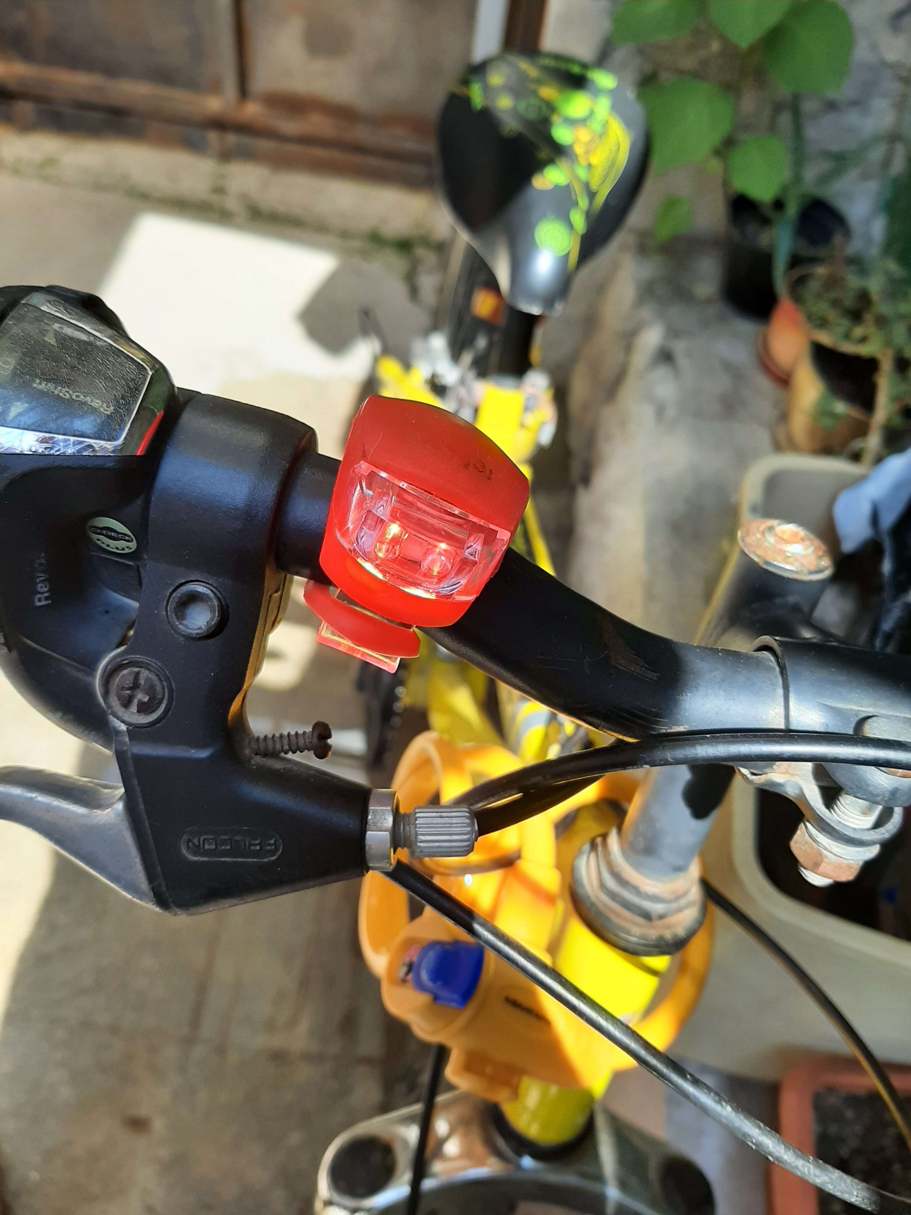 Фотография покупателя товара Фонарь велосипедный передний, водонепроницаемый, 2 диода, 3 режима, CR1130 - Фото 3