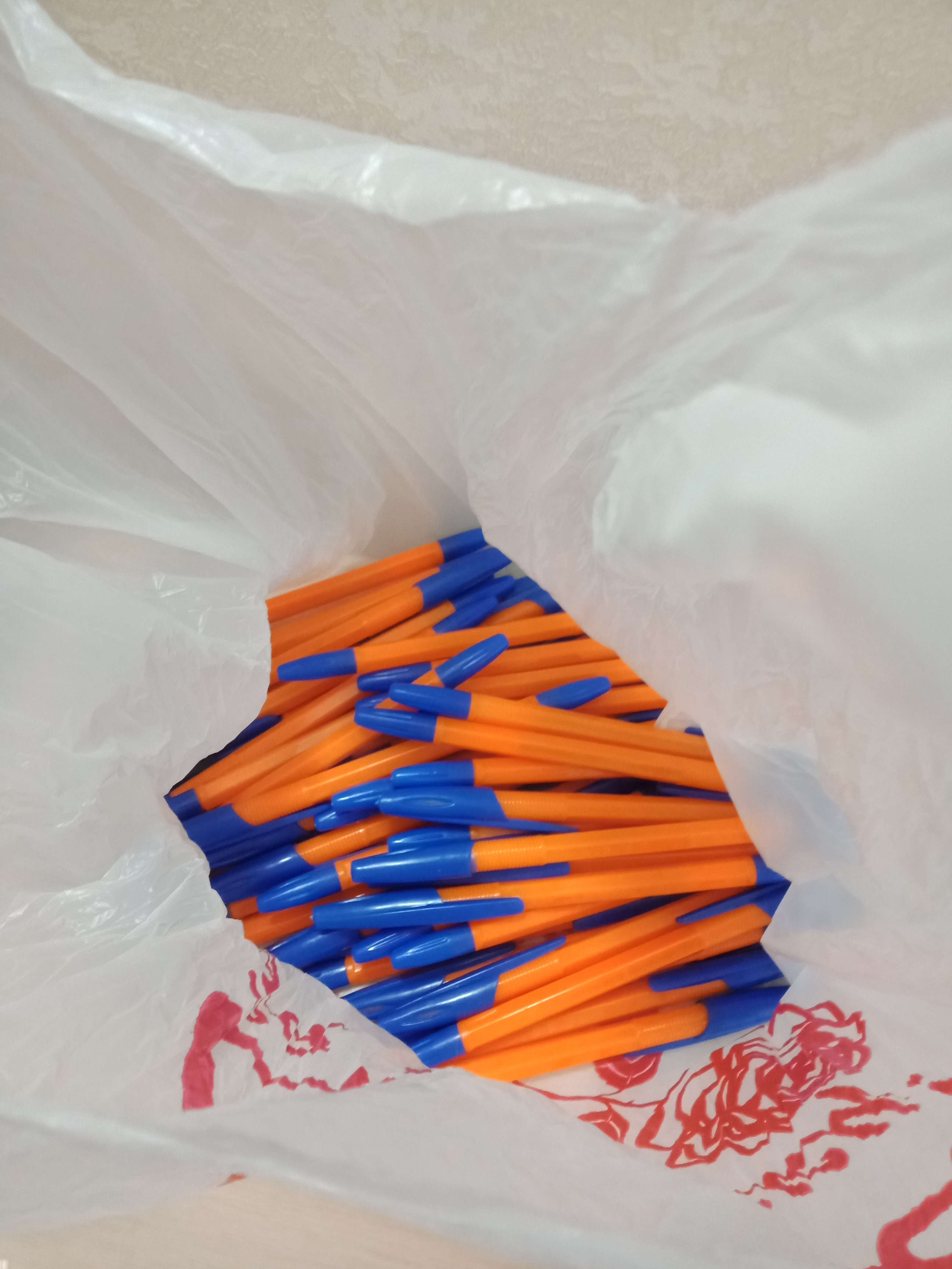 Фотография покупателя товара Ручка шариковая ErichKrause R-301 Orange Stick, узел 0.7 мм, чернила синие, длина линии письма 2000 метров, штрихкод на ручке - Фото 11
