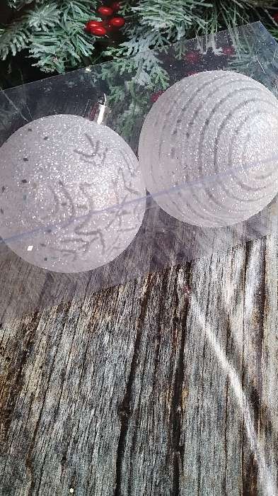 Фотография покупателя товара Набор шаров пластик d-8 см, 4 шт "Снежные снежинки и полосы" белый