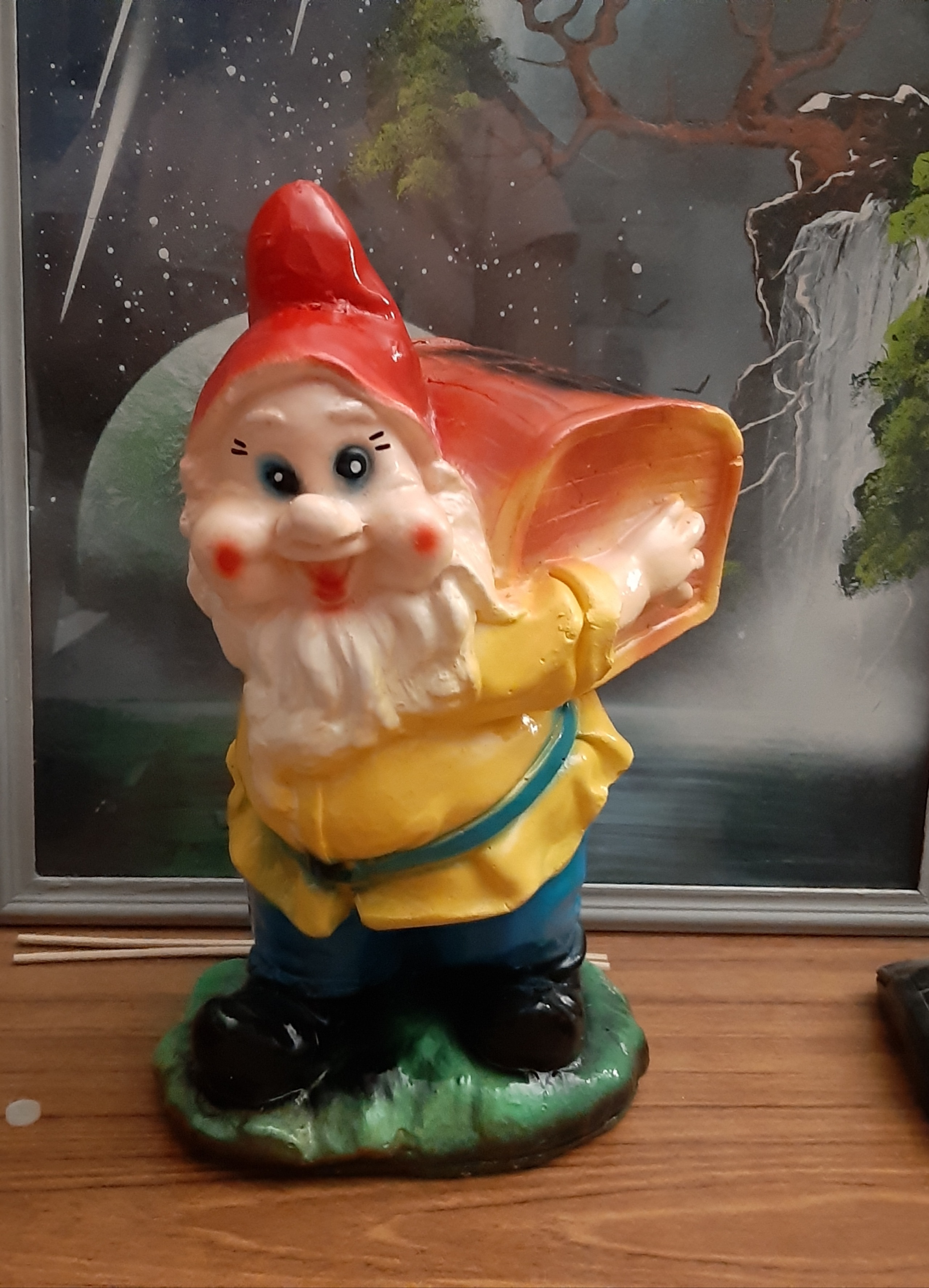 Фотография покупателя товара Садовая фигура "Гном с сундуком" 26х13см - Фото 2