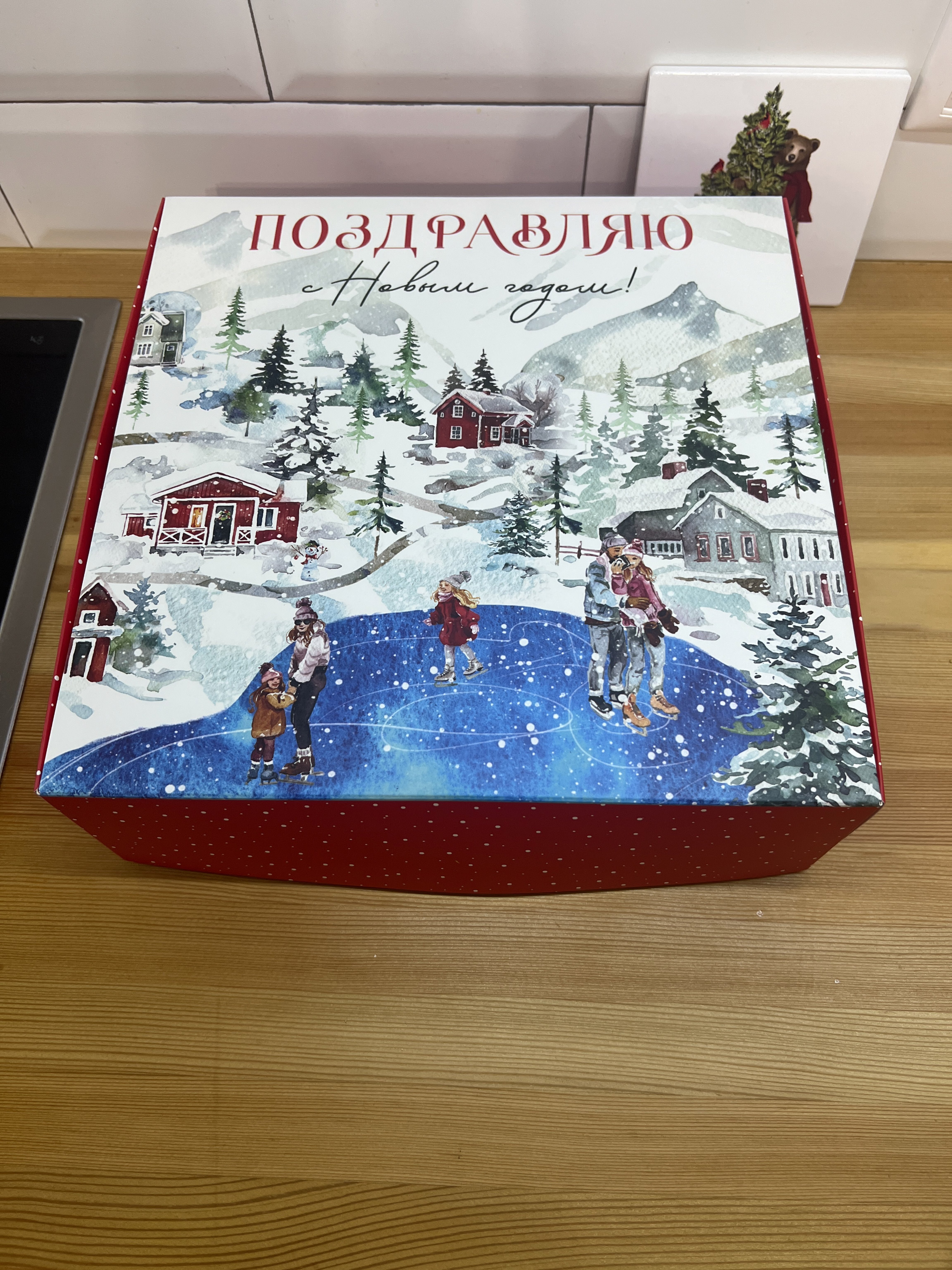 Фотография покупателя товара Подарочная коробка новогодняя складная «Городская жизнь», 26 х 26 х 8 см - Фото 5