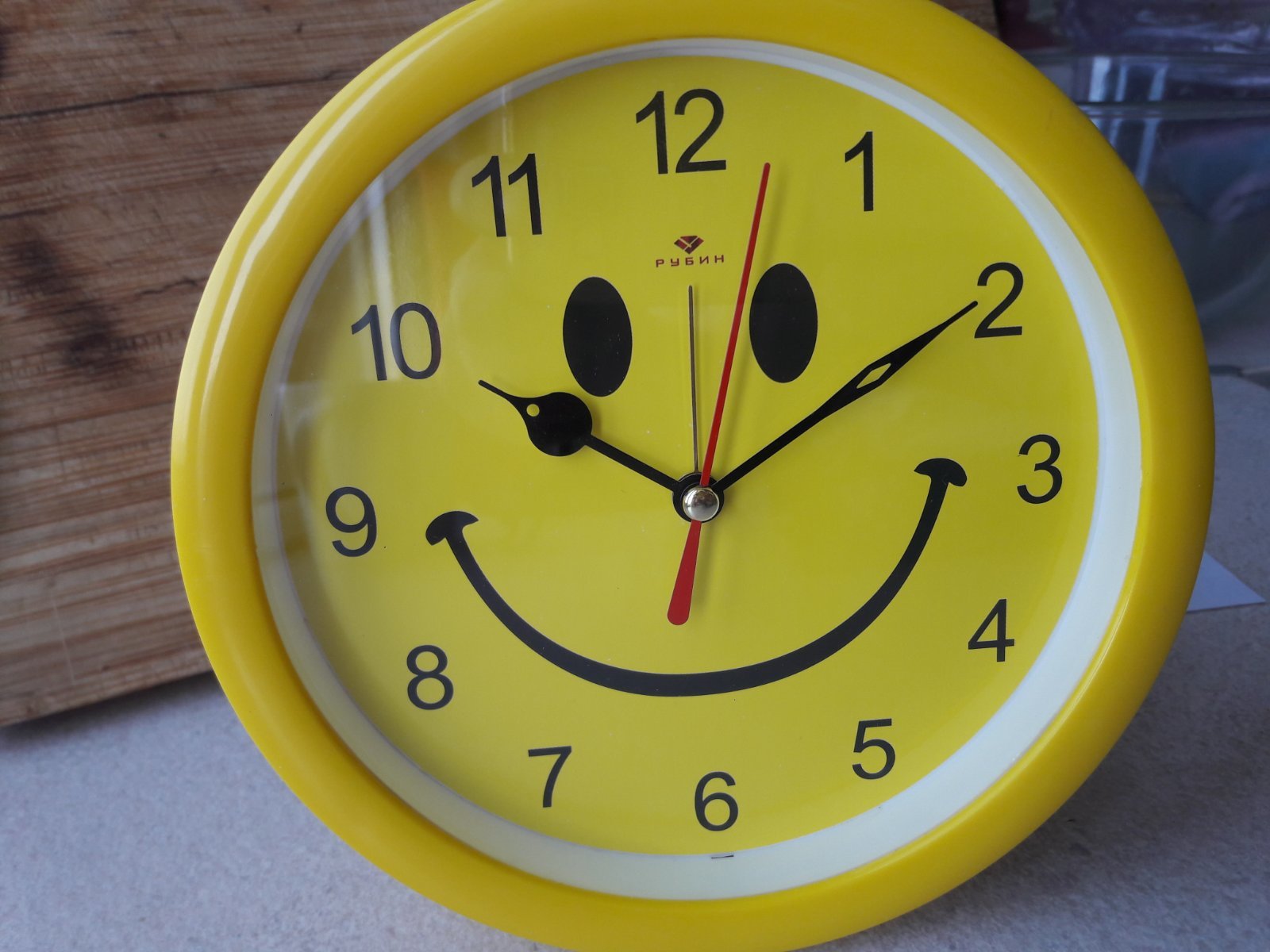 Фотография покупателя товара Часы - будильник настольные "Смайл", дискретный ход, циферблат d-15 см, 15.5 х 4.5 см, АА - Фото 1