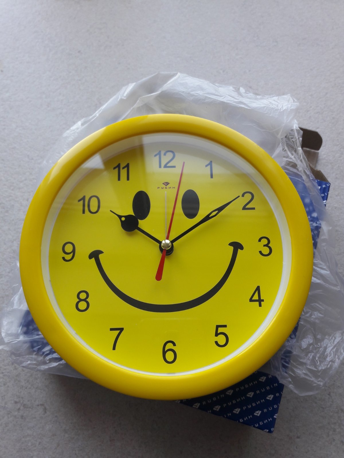 Фотография покупателя товара Часы - будильник настольные "Смайл", дискретный ход, циферблат d-15 см, 15.5 х 4.5 см, АА