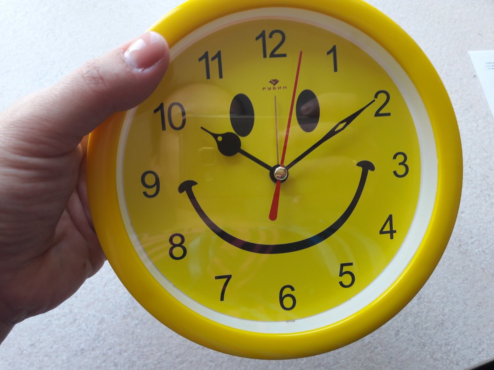 Фотография покупателя товара Часы - будильник настольные "Смайл", дискретный ход, циферблат d-15 см, 15.5 х 4.5 см, АА - Фото 3