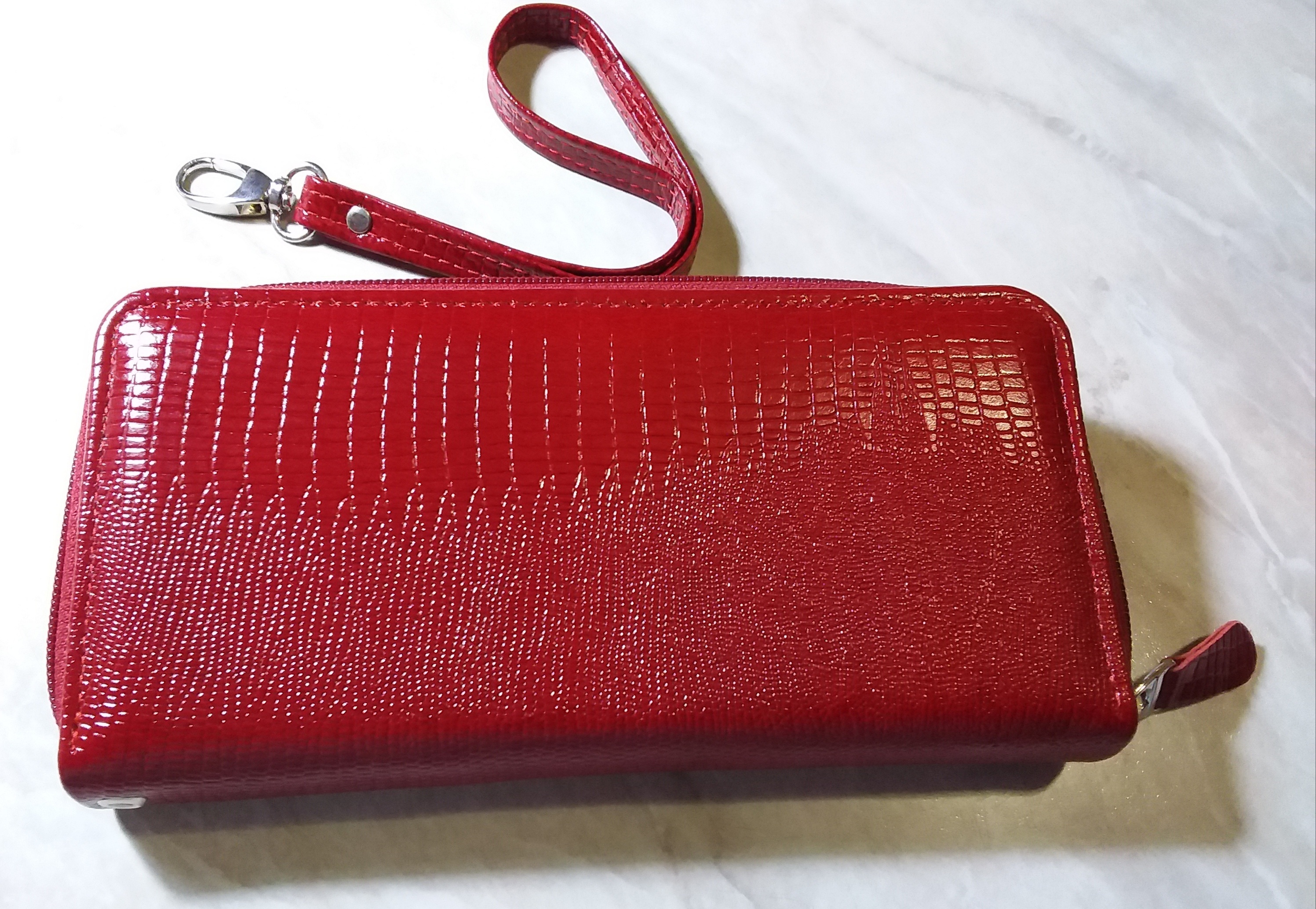 Фотография покупателя товара Кошелёк женский на молнии с ремешком, цвет красный - Фото 4