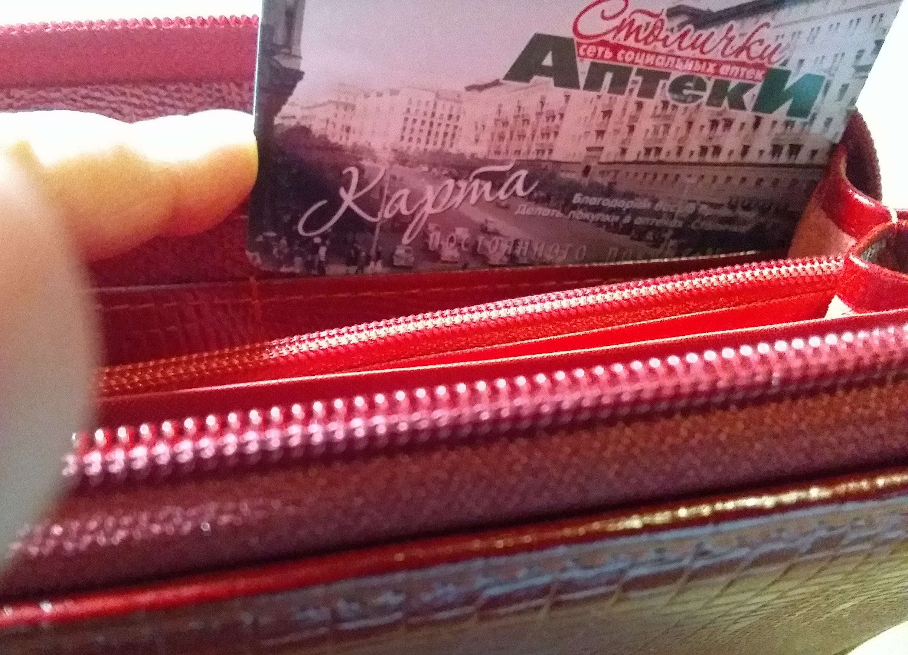 Фотография покупателя товара Кошелёк женский на молнии с ремешком, цвет красный - Фото 6