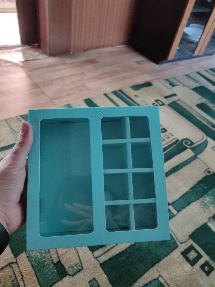 Фотография покупателя товара Коробка под 8 конфет + шоколад, с окном, голубая, 17,7 х 17,85 х 3,85 см