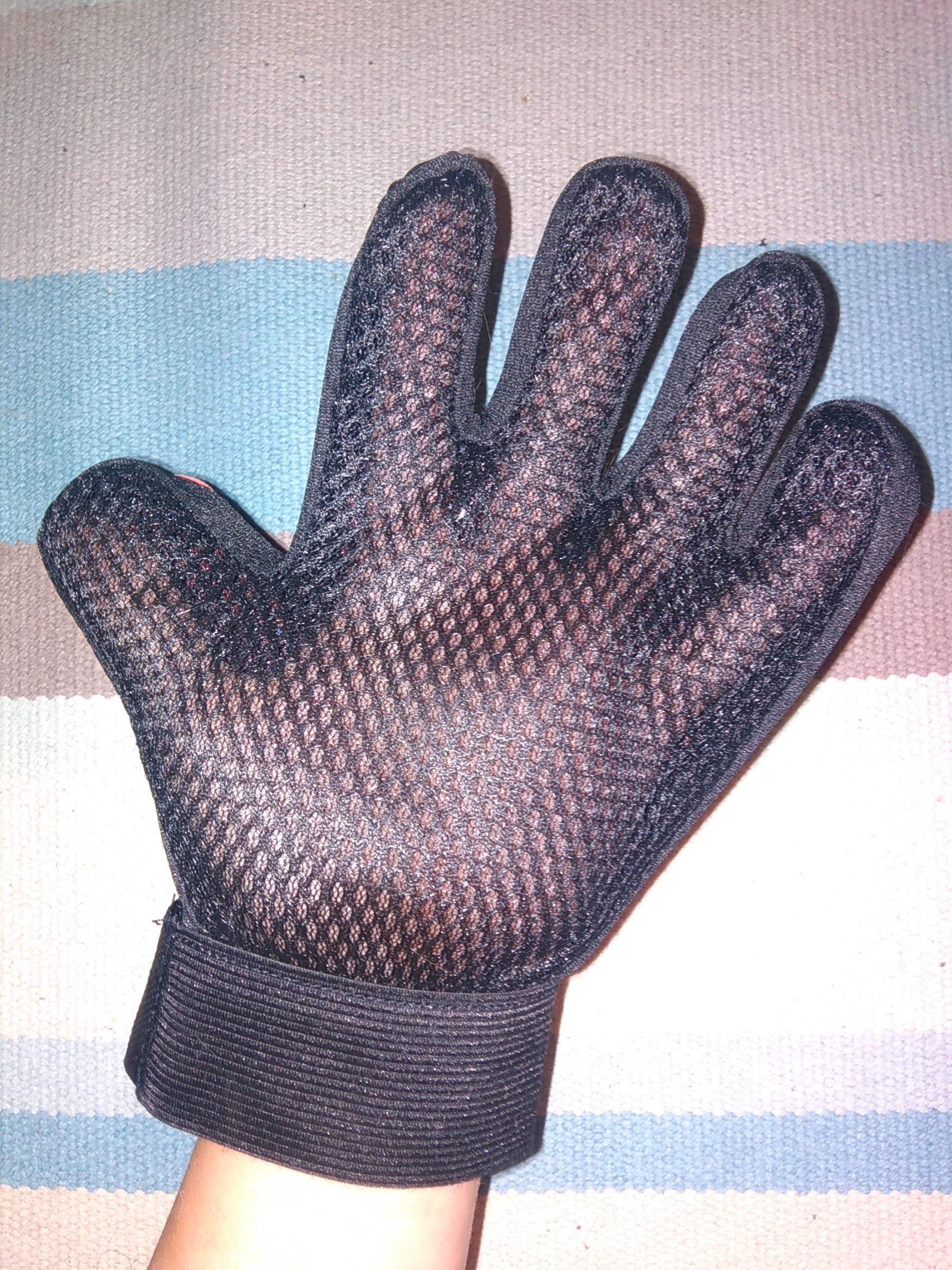Фотография покупателя товара Перчатка - щетка для шерсти на правую руку с удлиненными зубчиками, красная - Фото 13