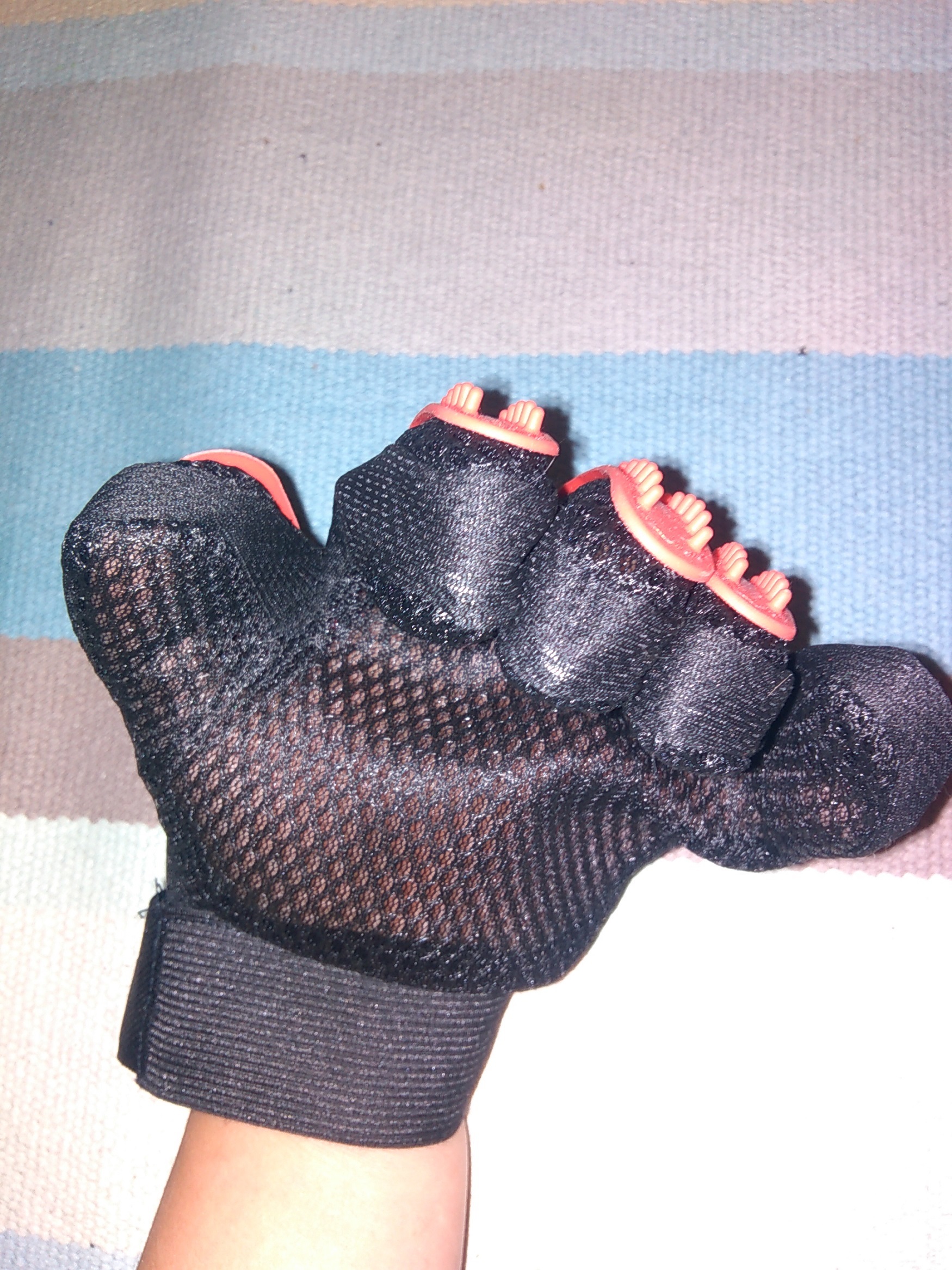 Фотография покупателя товара Перчатка - щетка для шерсти на правую руку с удлиненными зубчиками, красная - Фото 11
