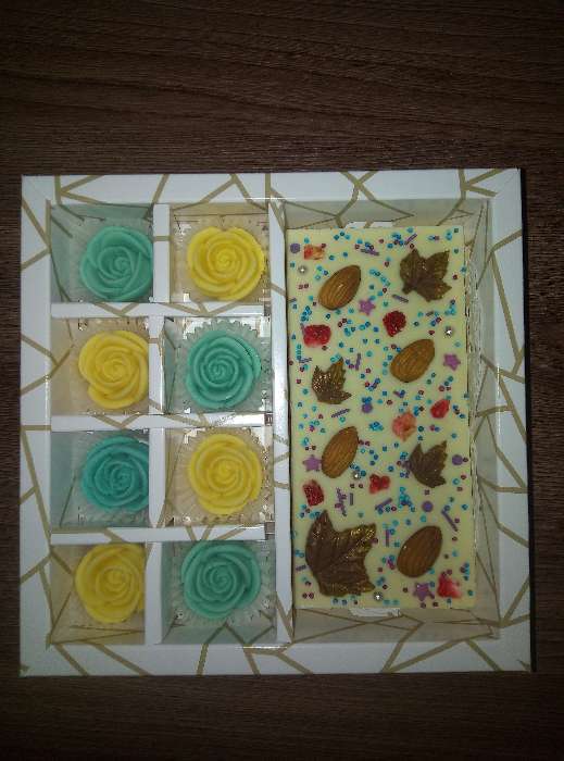 Фотография покупателя товара Коробка под 8 конфет + шоколад, с окном, геометрия, черно-белая, 17,7 х 17,85 х 3,85 см - Фото 8