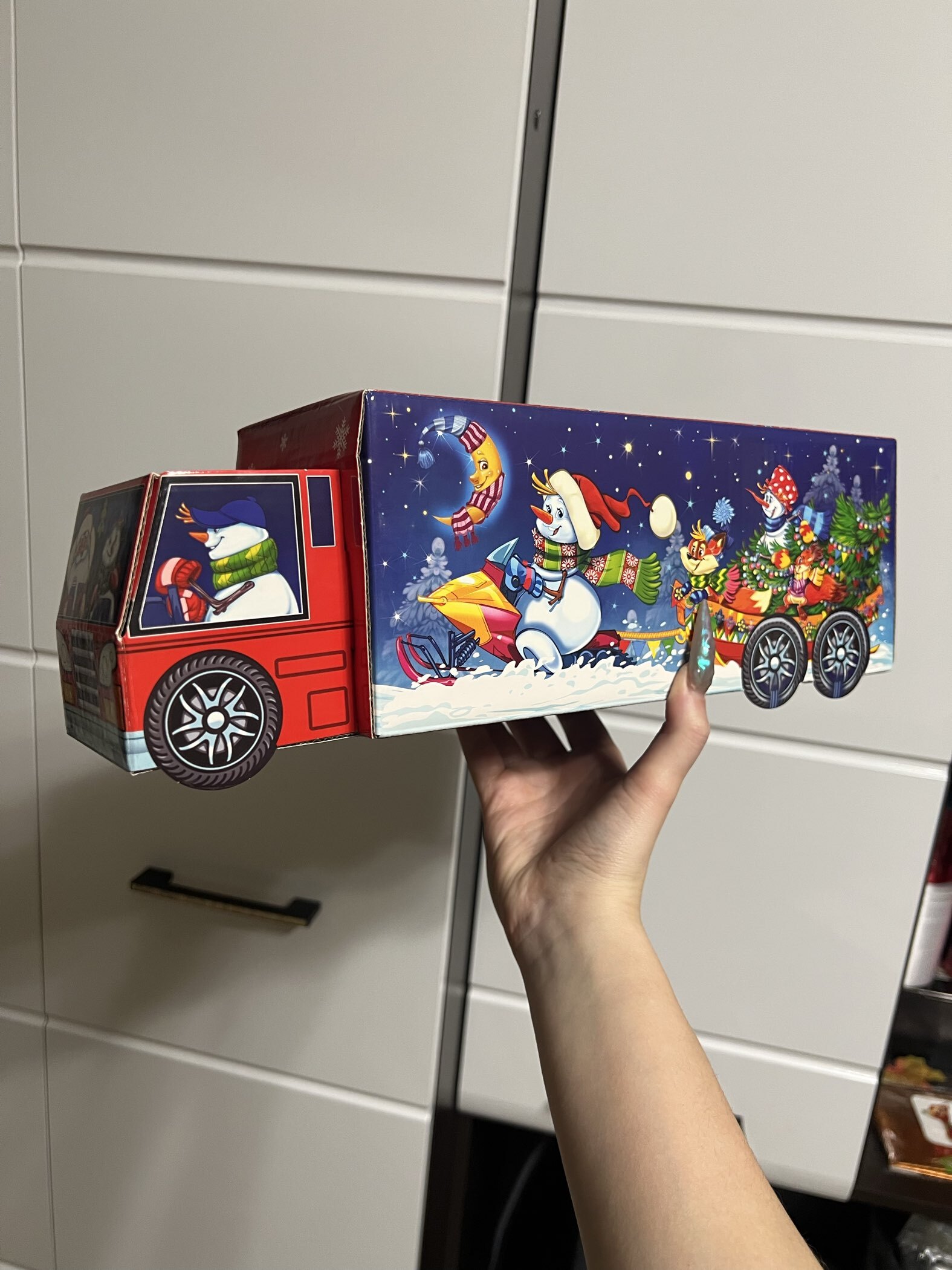 Фотография покупателя товара Подарочная новогодняя коробка «Сладкоежка», фура, 26×8.7×8.3 см - Фото 6