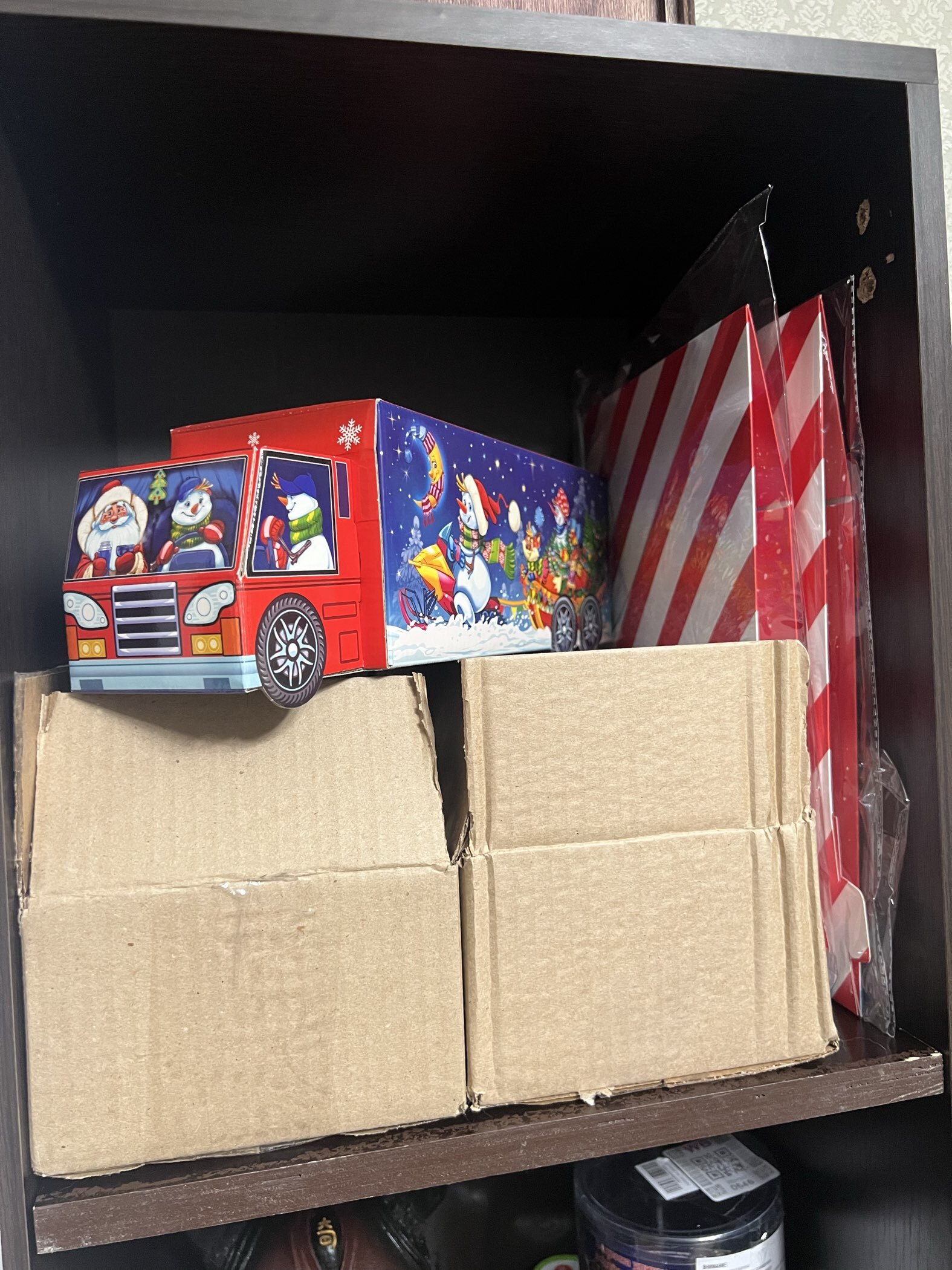 Фотография покупателя товара Подарочная новогодняя коробка «Сладкоежка», фура, 26×8.7×8.3 см - Фото 4