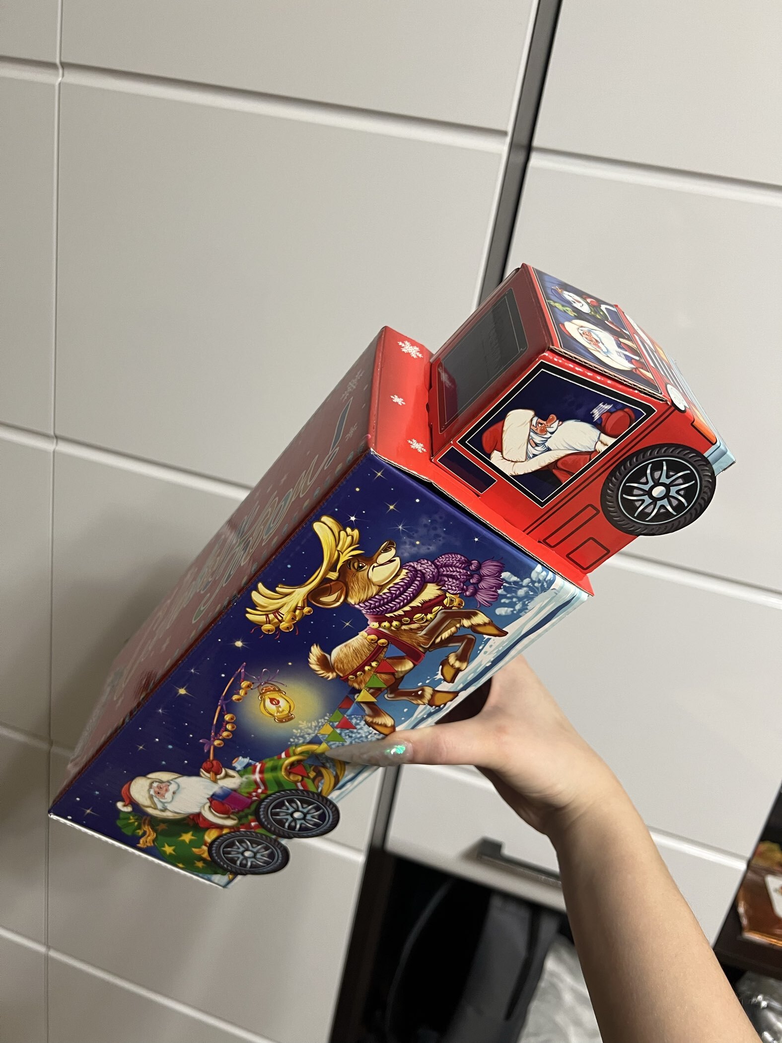 Фотография покупателя товара Подарочная новогодняя коробка «Сладкоежка», фура, 26×8.7×8.3 см - Фото 3