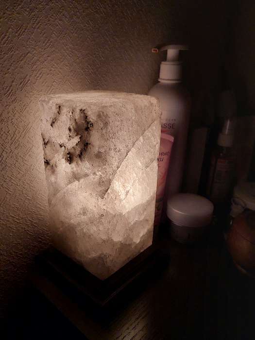 Фотография покупателя товара Соляная лампа "Элегант", цельный кристалл, 19.5 см, 3 кг - Фото 1