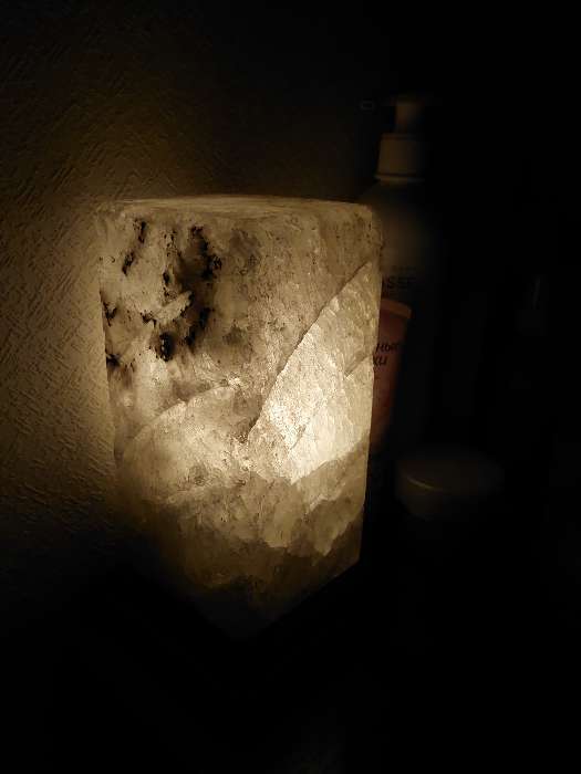 Фотография покупателя товара Соляная лампа "Элегант", цельный кристалл, 19.5 см, 3 кг - Фото 2