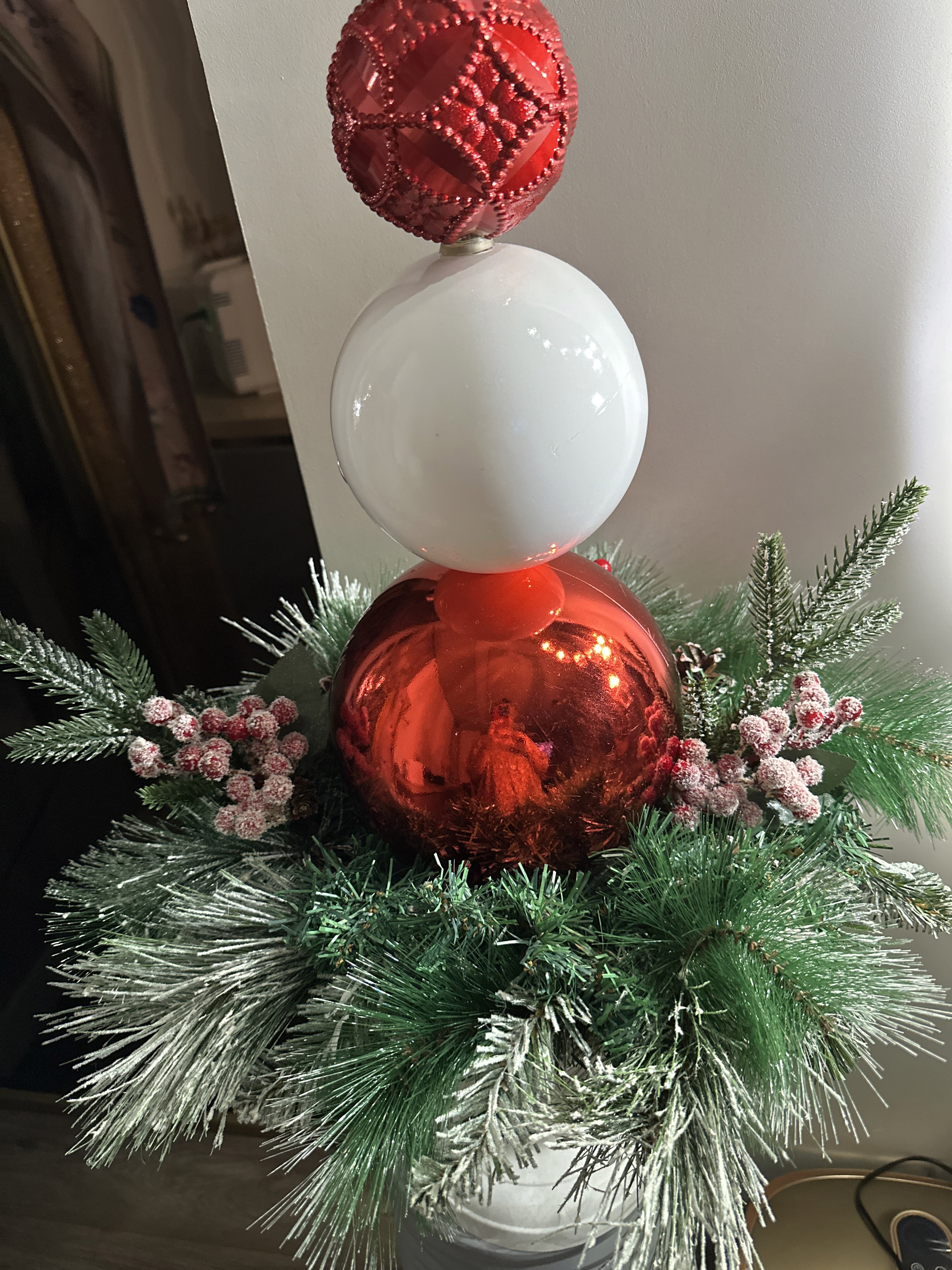 Фотография покупателя товара Еловая ветка декоративная «Зимнее волшебство. Грёзы», хвои, ягоды, шишка, 27 см - Фото 3