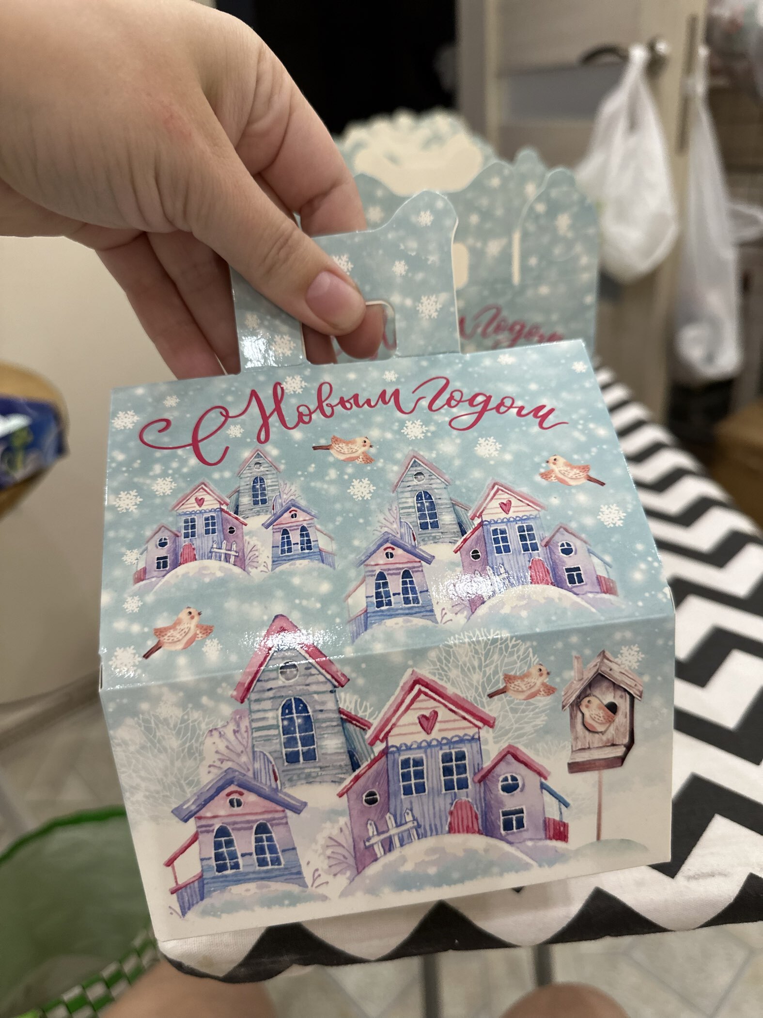 Фотография покупателя товара Подарочная новогодняя коробка «Акварельная серия. Домик средний», для сладких подарков, 13.3×11.6×12.6 см - Фото 1