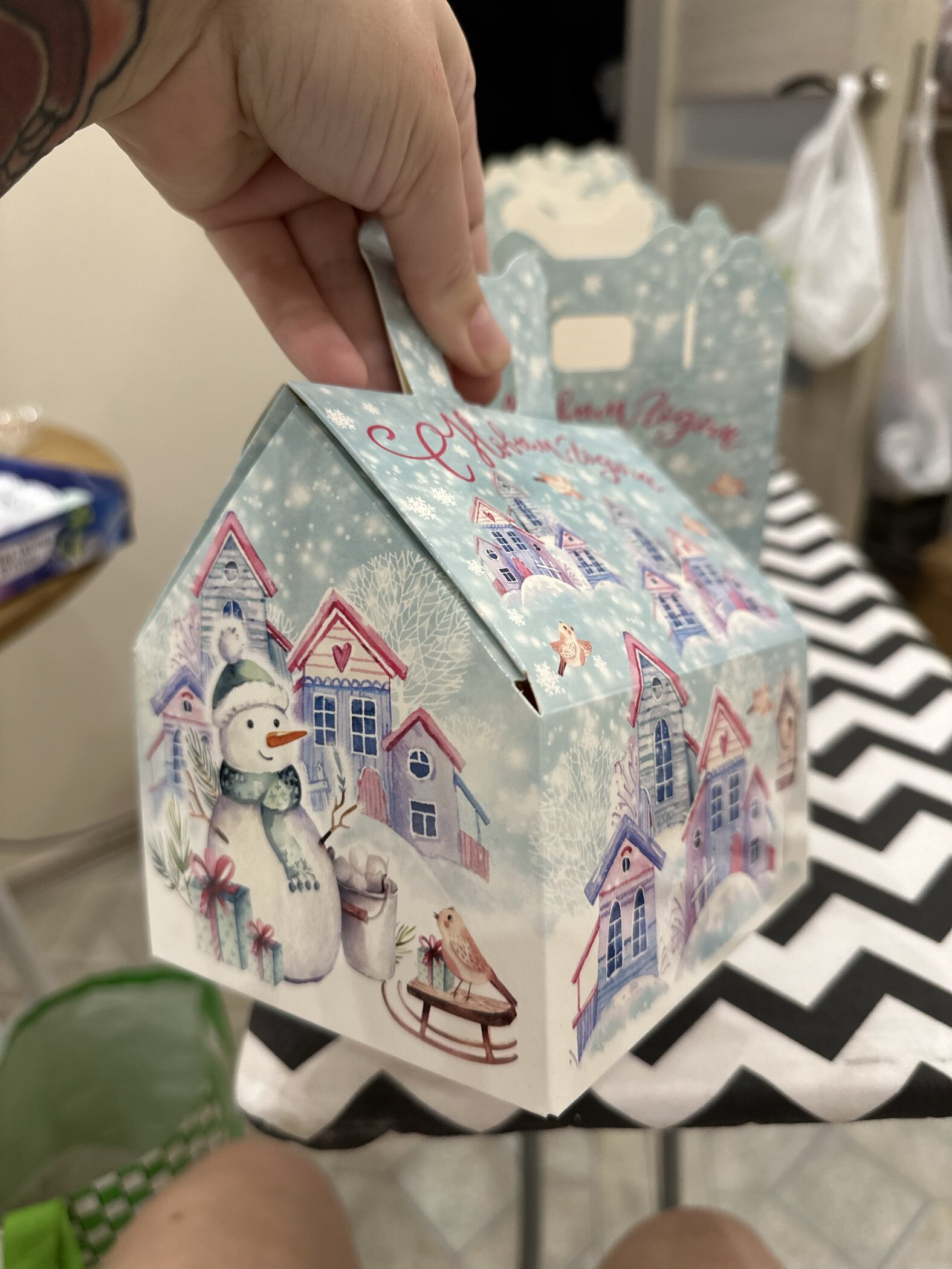 Фотография покупателя товара Подарочная новогодняя коробка «Акварельная серия. Домик средний», для сладких подарков, 13.3×11.6×12.6 см - Фото 2