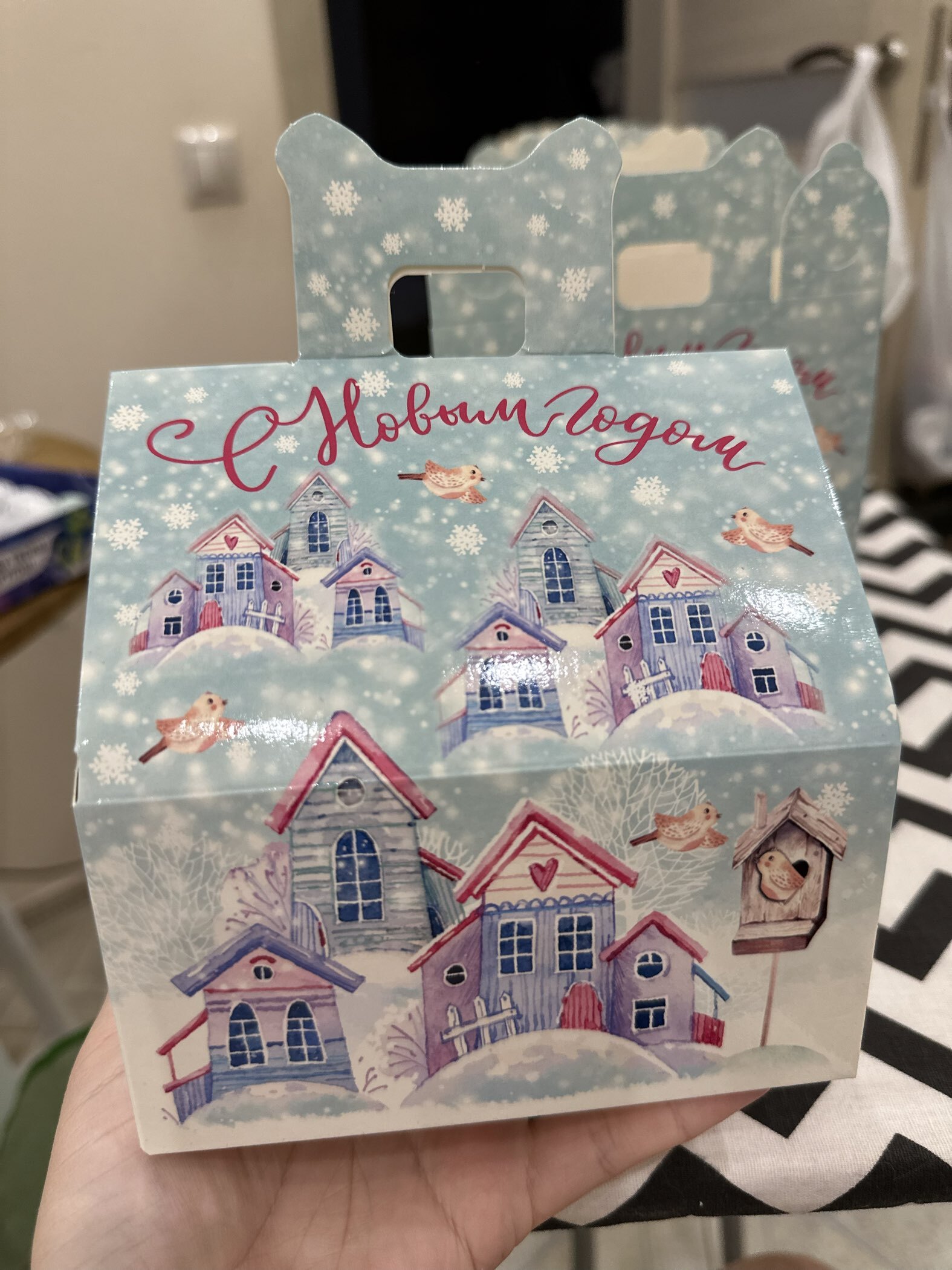 Фотография покупателя товара Подарочная новогодняя коробка «Акварельная серия. Домик средний», для сладких подарков, 13.3×11.6×12.6 см - Фото 3