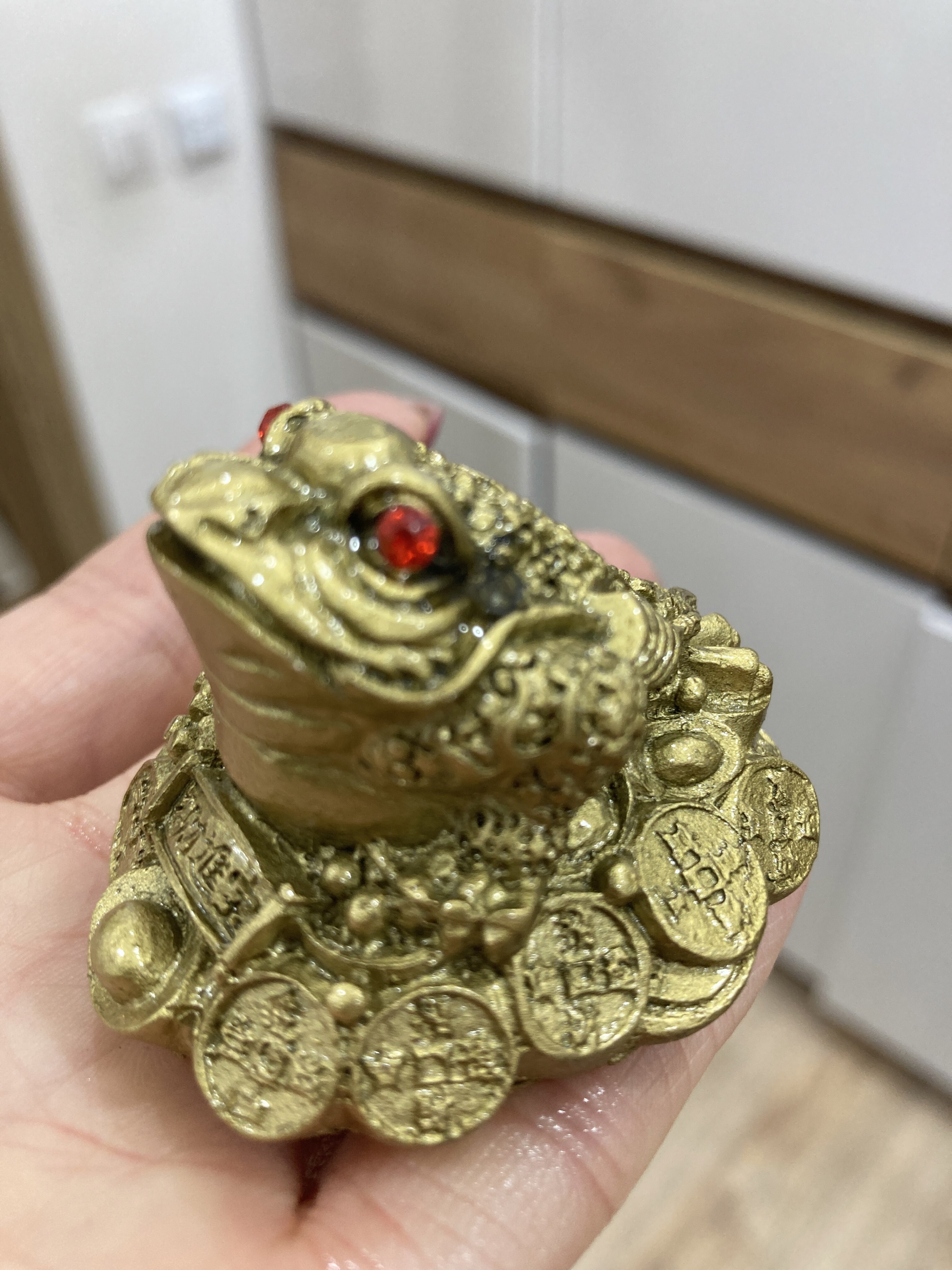 Фотография покупателя товара Нэцкэ фигурка полистоун под бронзу «Жаба с монетой», 4.5×4.5×4 см - Фото 2