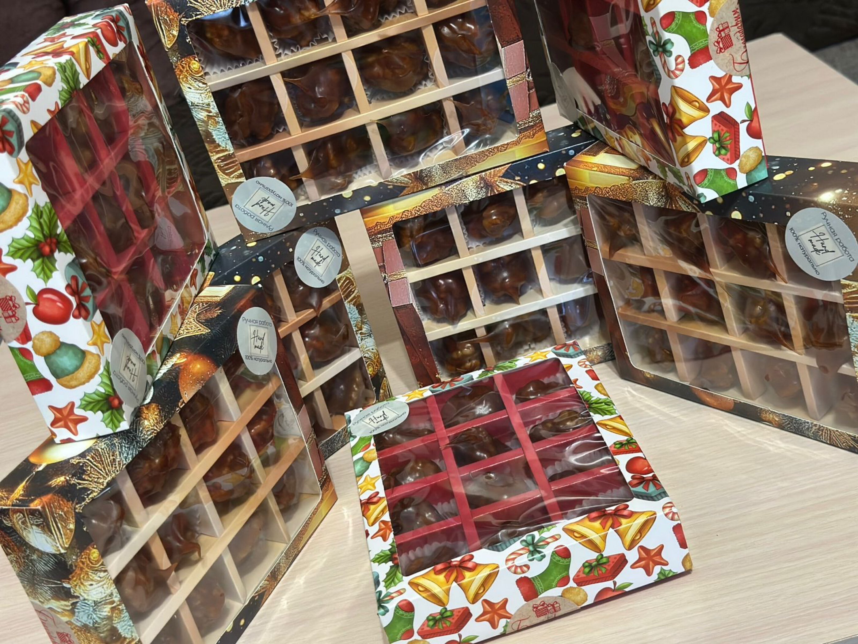 Фотография покупателя товара Новогодняя коробка - упаковка для конфет 12 шт. «Новогодний пингвин», 19×14.5×3.5 см - Фото 17