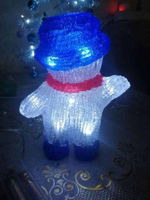 Фотография покупателя товара Светодиодная фигура «Приветливый снеговик» 13×20×8 см, акрил, 10 LED, батарейки ААх2 (не в комплекте), свечение белое - Фото 2