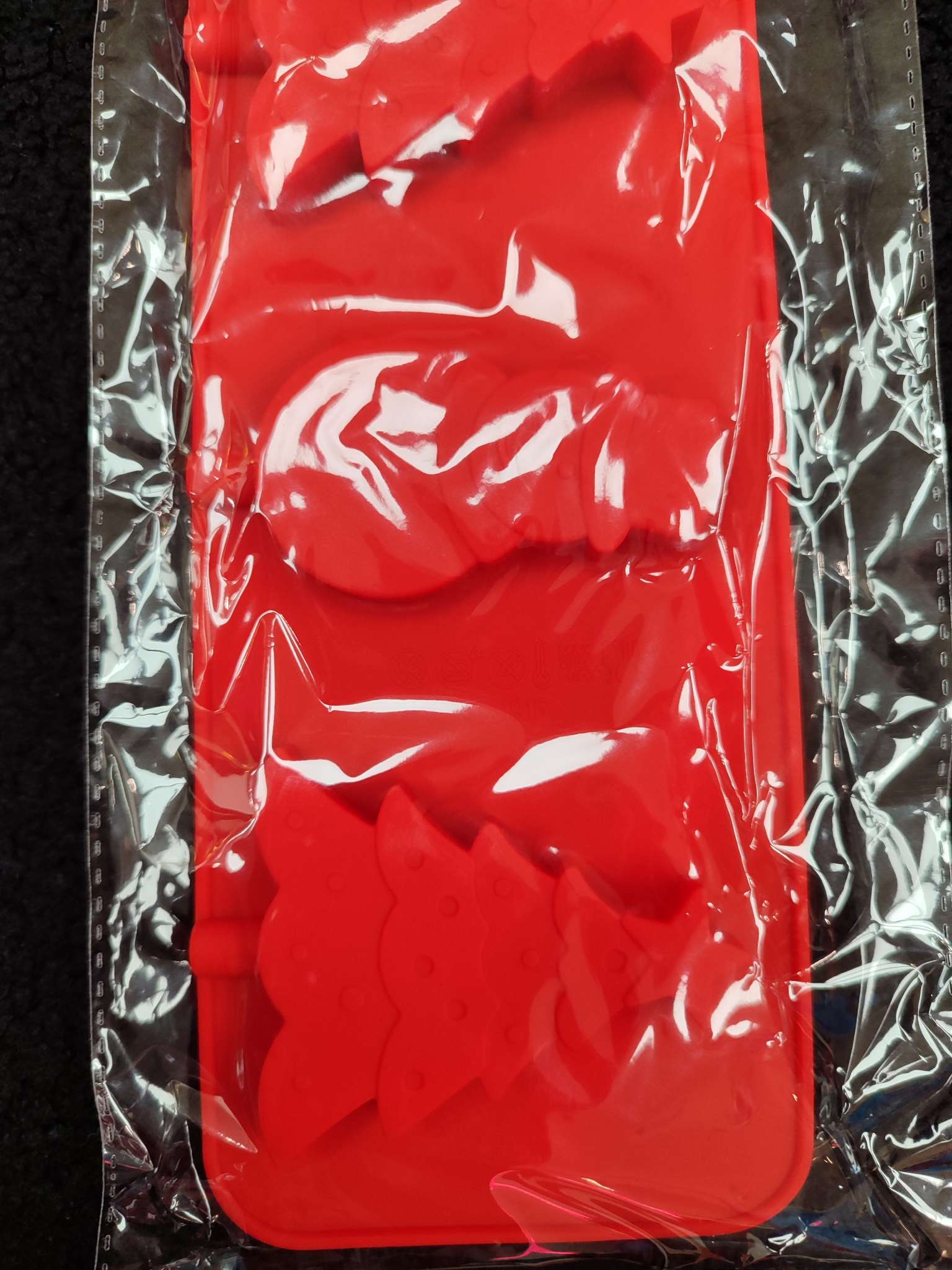 Фотография покупателя товара Форма для леденцов Доляна «Новый год», силикон, 31×9 см, 4 ячейки, с палочками, красная - Фото 3