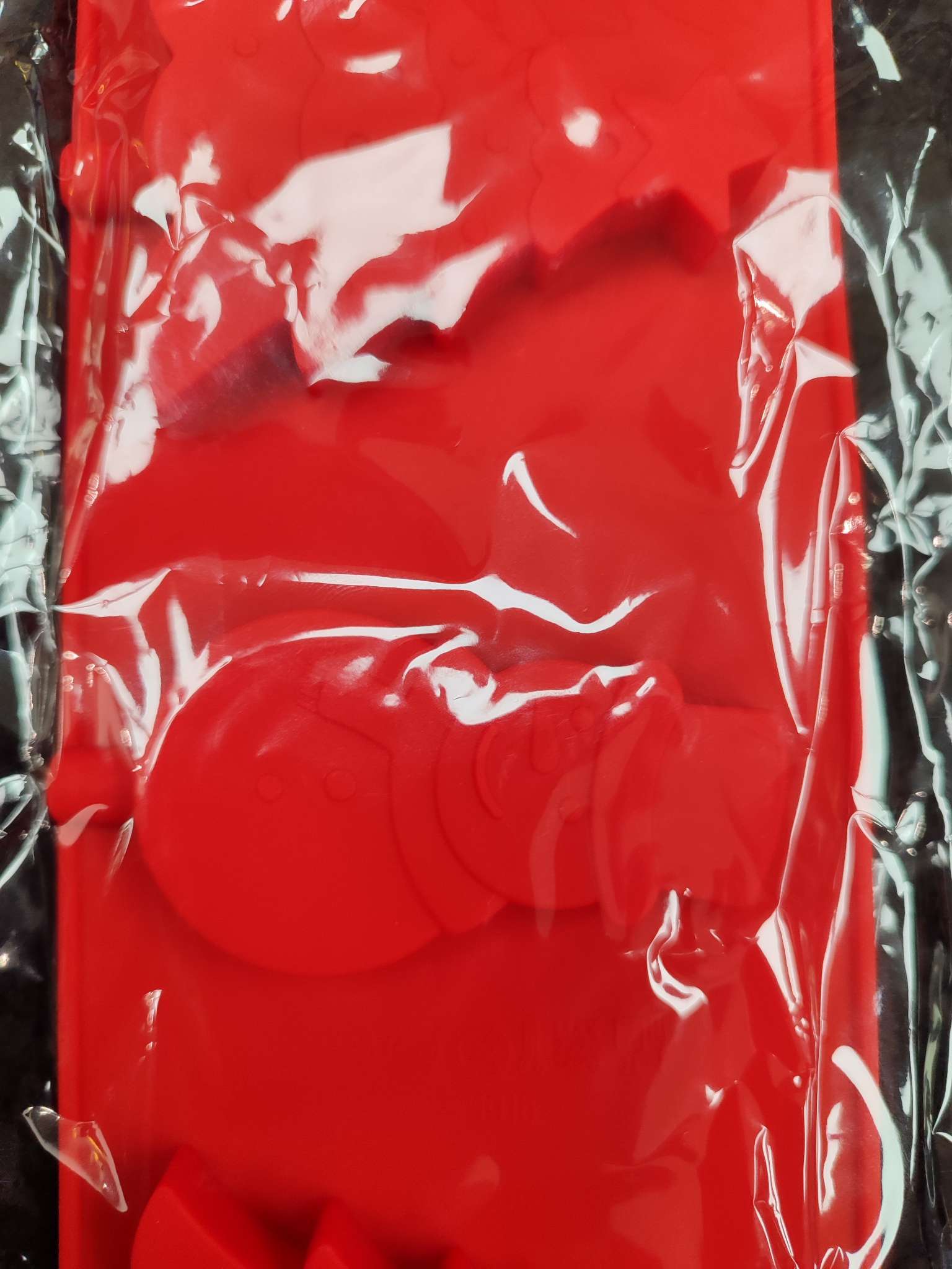 Фотография покупателя товара Форма для леденцов Доляна «Новый год», силикон, 31×9 см, 4 ячейки, с палочками, красная - Фото 2