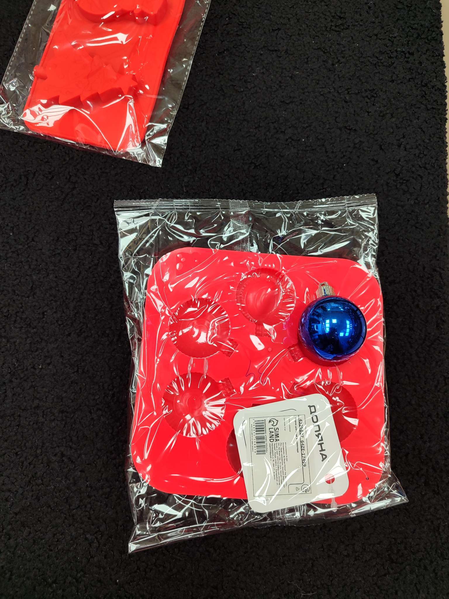 Фотография покупателя товара Форма для шоколада новогодняя Доляна «Шар», силикон, 15×15×2 см, 6 ячеек d=3.7 см, цвет красный - Фото 12