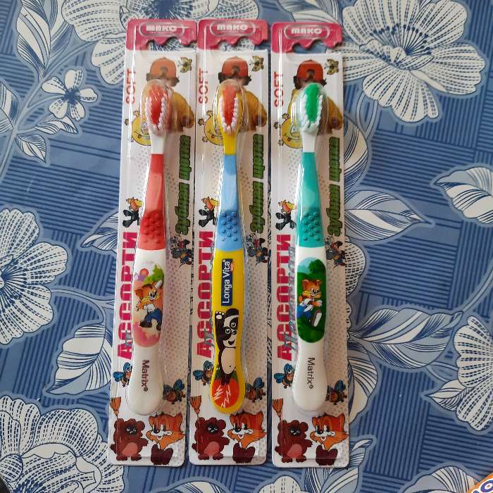 Фотография покупателя товара Детская зубная щётка «Ассорти»,двухкомпонентная ручка, мягкая щетина - Фото 5