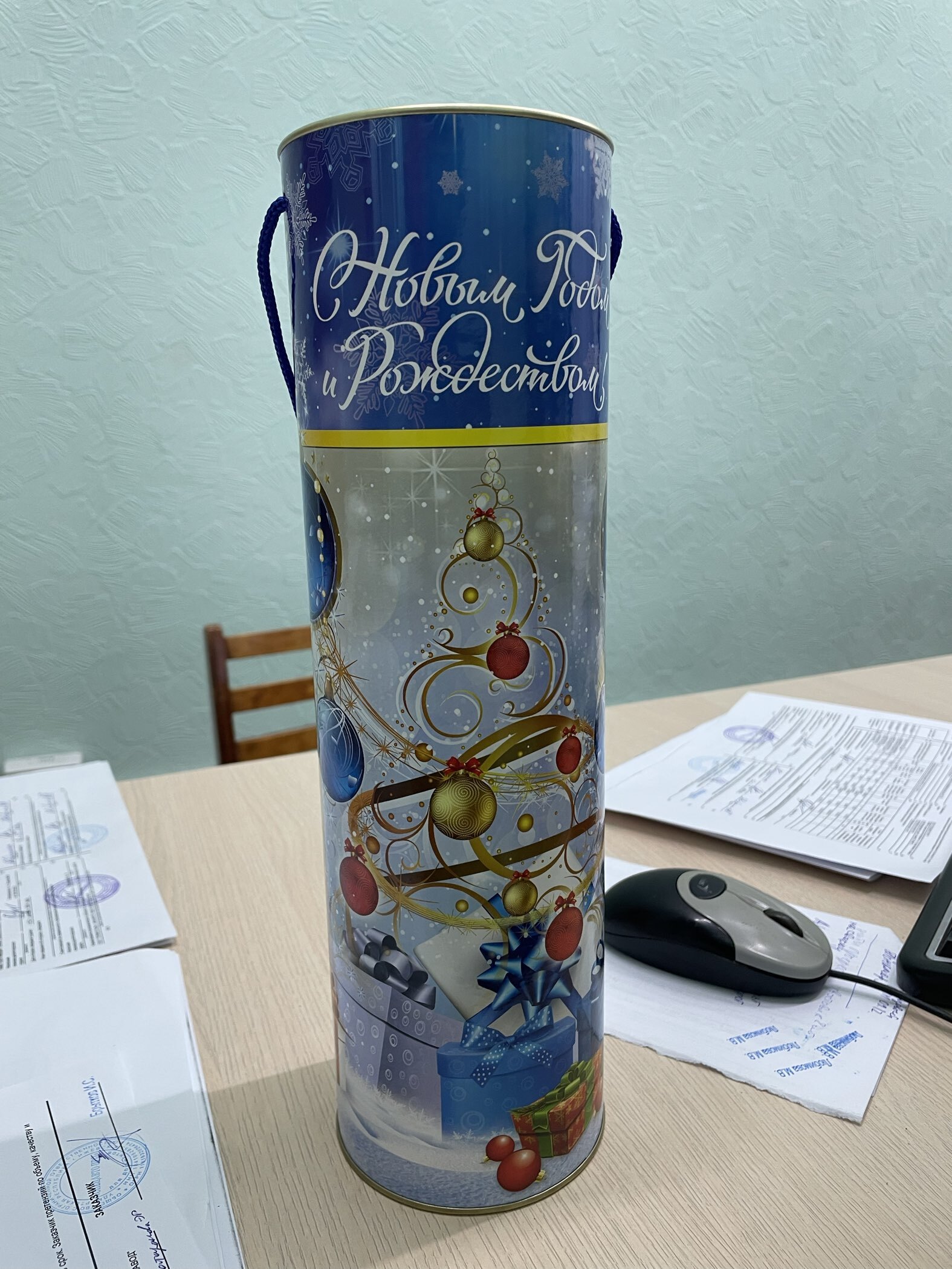 Фотография покупателя товара Подарочная коробка, тубус «Красно-Золотая» 99×340 мм . - Фото 9