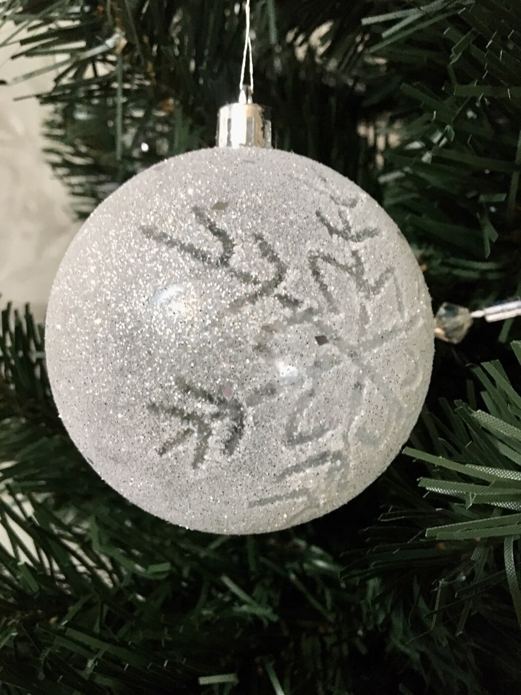 Фотография покупателя товара Ёлочные игрушки «Снежинки», шары новогодние, d=8 см, 4 шт., белый - Фото 6