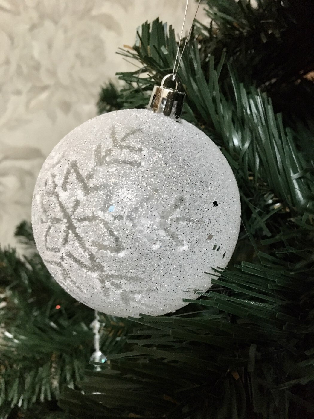 Фотография покупателя товара Ёлочные игрушки «Снежинки», шары новогодние, d=8 см, 4 шт., белый - Фото 8