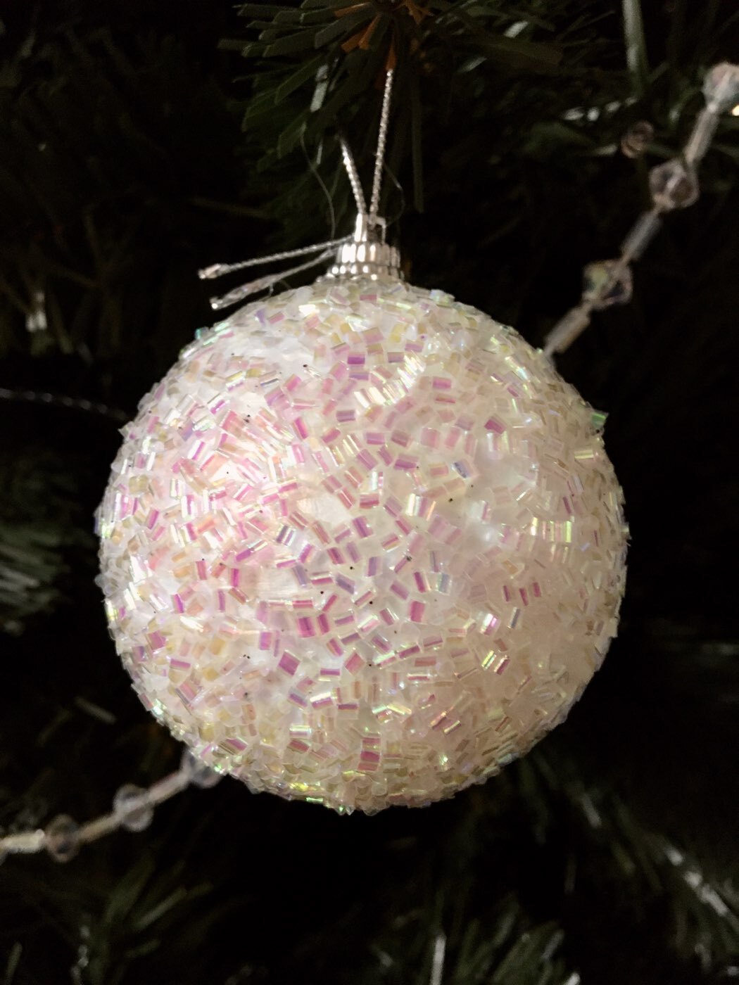 Фотография покупателя товара Ёлочные игрушки «Пушинка - бисер», шары новогодние, d=5.5 см, набор 6 шт., белый - Фото 2