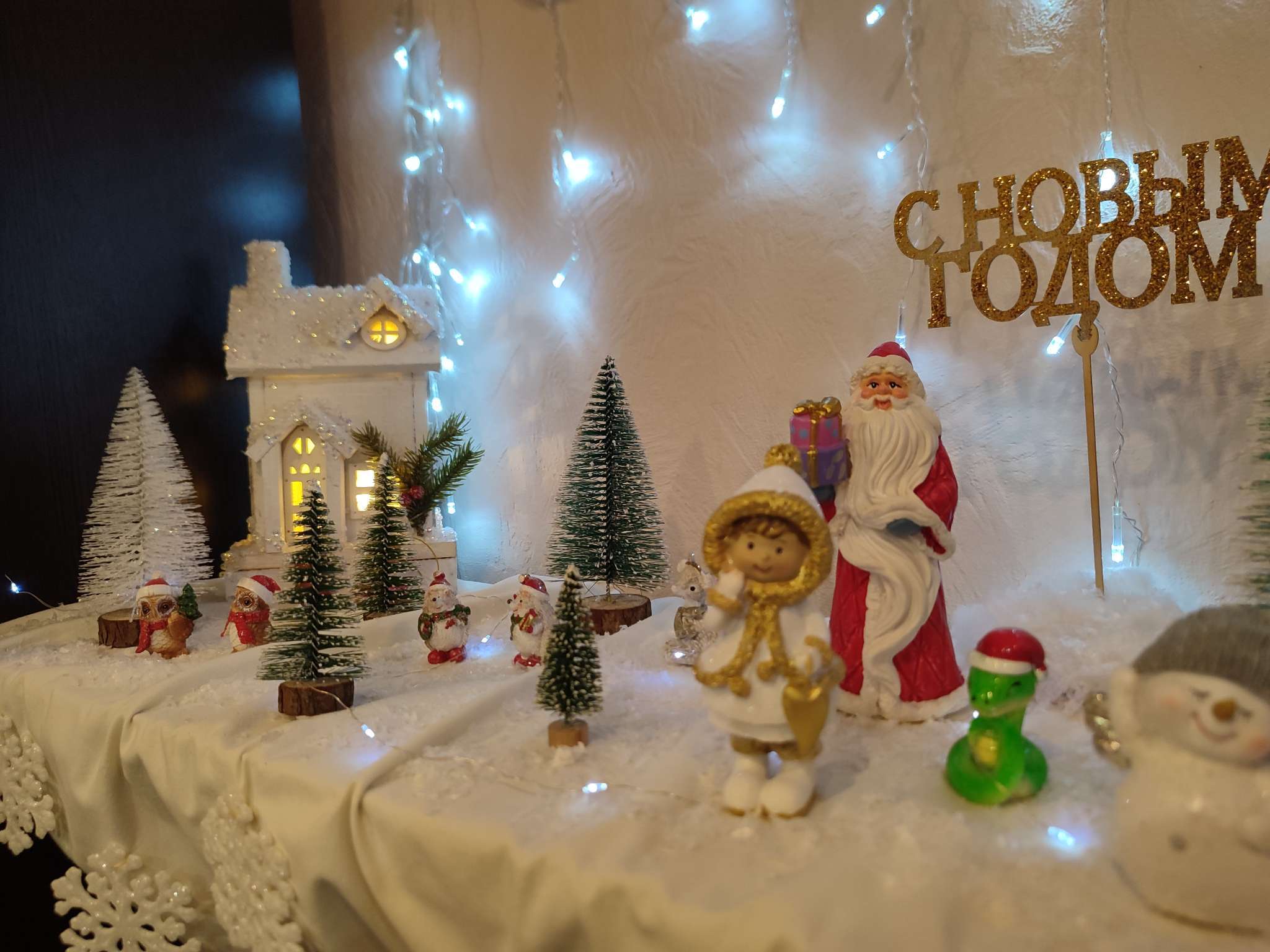 Фотография покупателя товара Фигура деревянная «Изба белая», 30×15×34 см, 5 LED, батарейки AAx2 (не в комплекте), свечение теплое белое - Фото 1