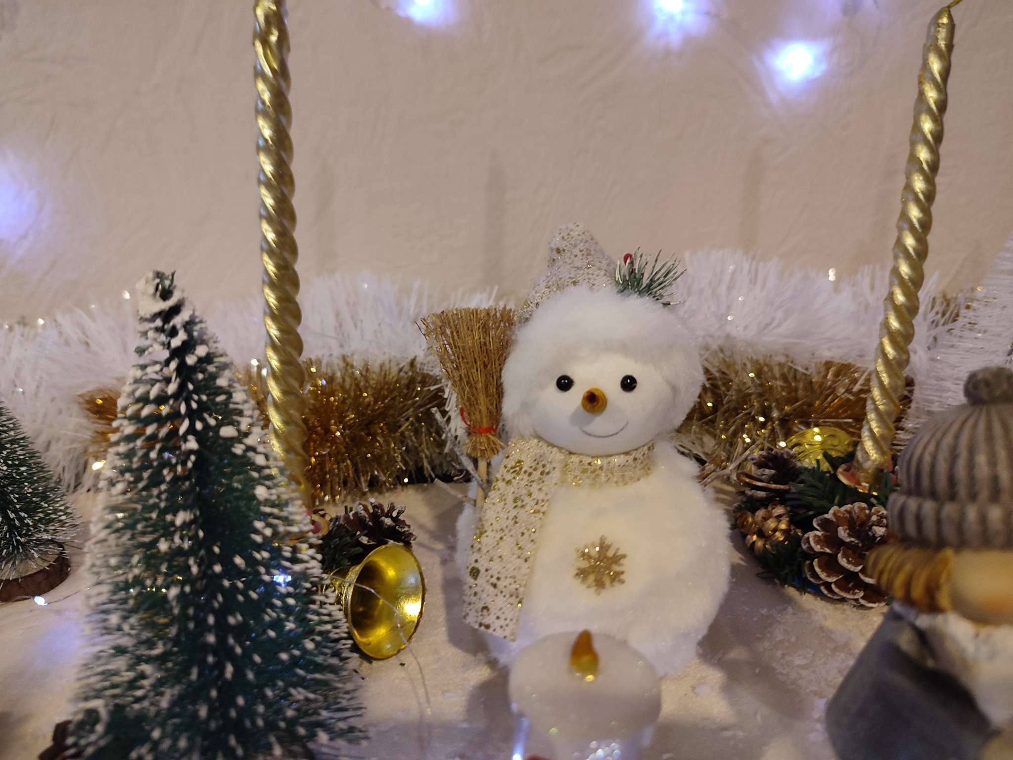 Фотография покупателя товара Фигурка текстиль «Снеговик меховой с веточкой на шапке», 9.5×9.5×16 см - Фото 1