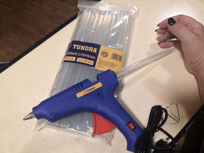 Фотография покупателя товара Клеевой пистолет ТУНДРА, 60 Вт, 220 В, шнур 1.2 м, выключатель, индикатор, антикапля, 11 мм - Фото 3
