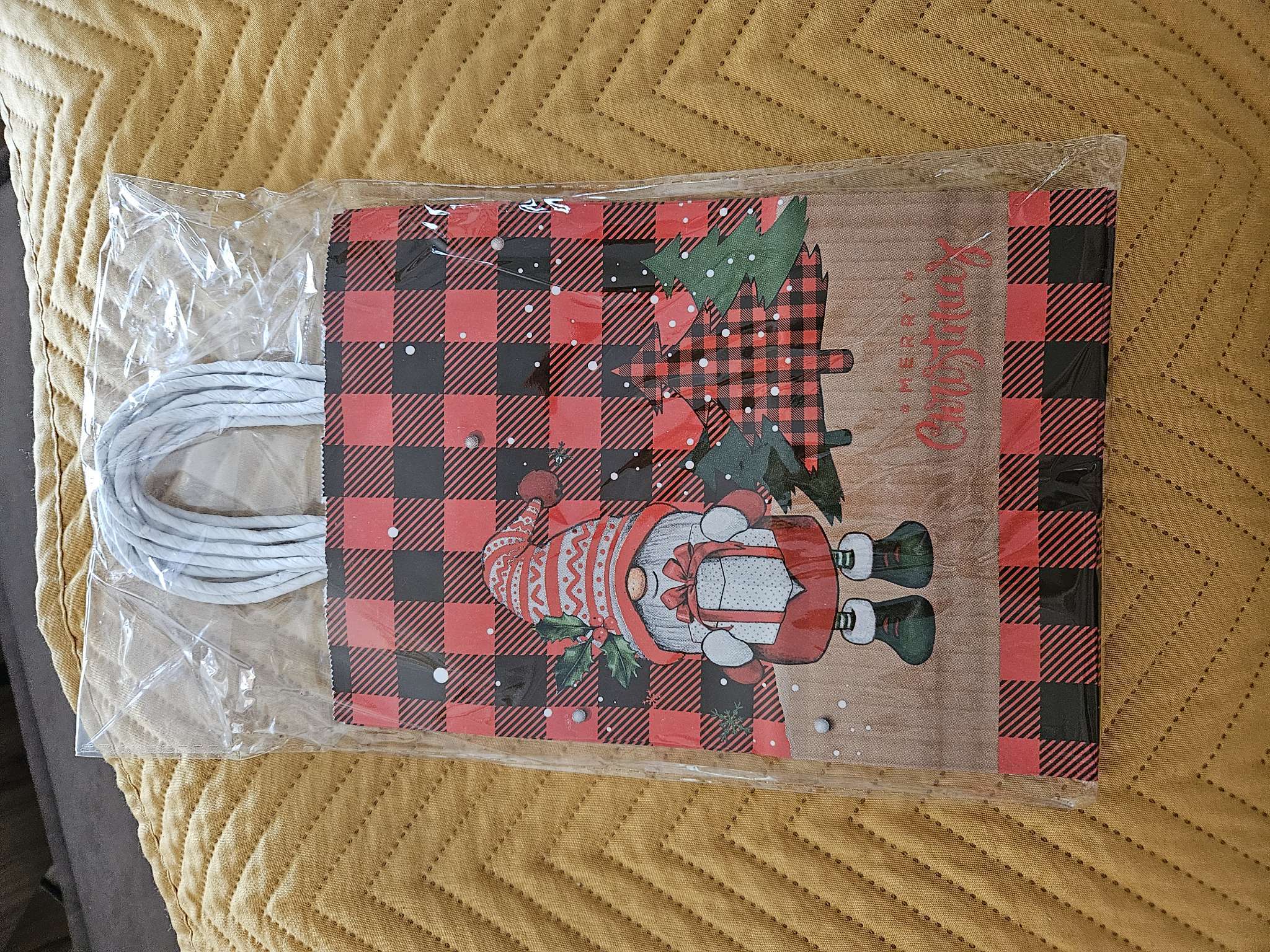 Фотография покупателя товара Пакет бумажный подарочный новогодний крафт «Новогодние шары» 15×21×8 см - Фото 2