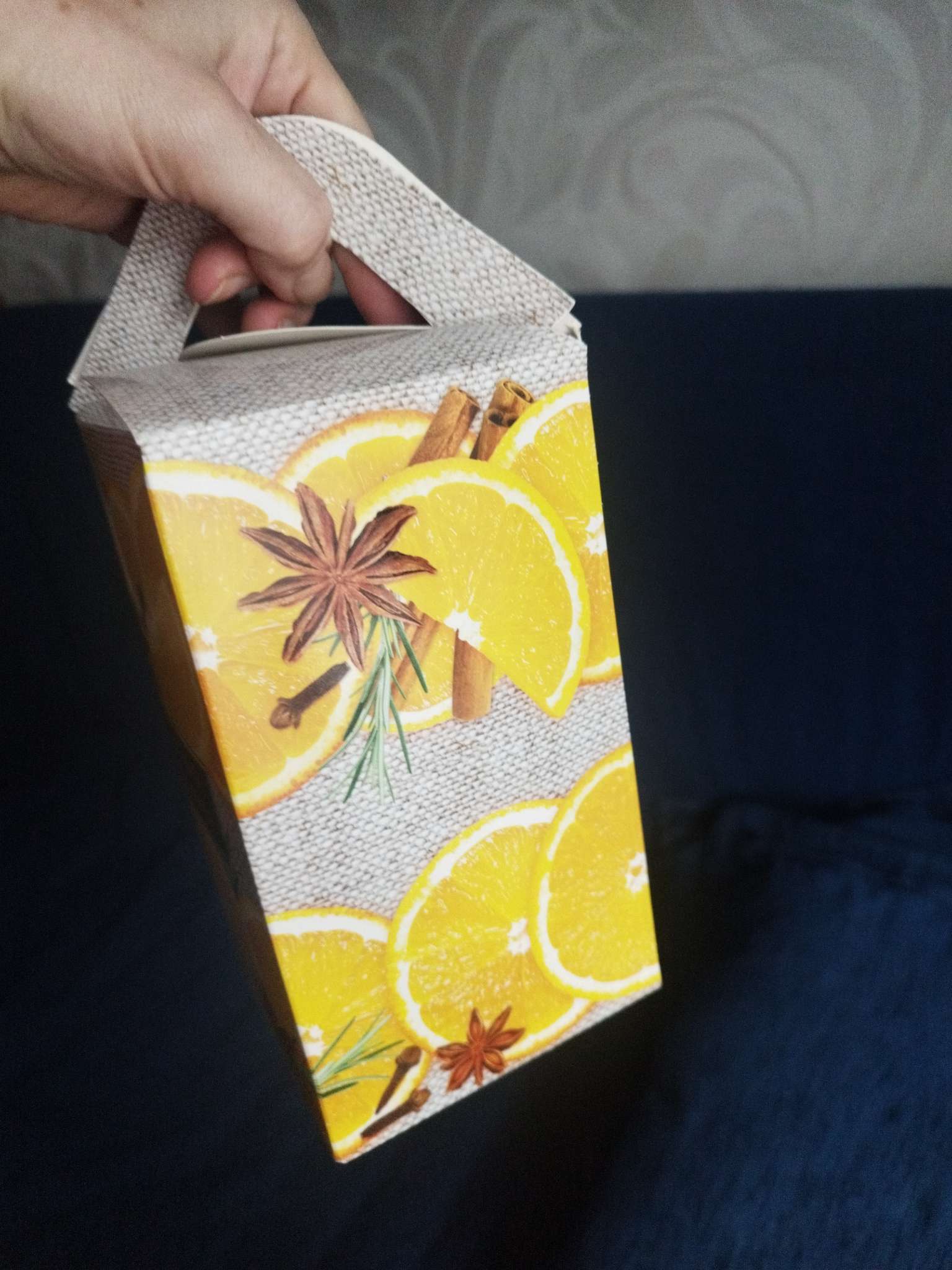 Фотография покупателя товара Подарочная новогодняя коробка «Апельсинки», для сладких подарков, 10×10×18 см - Фото 3