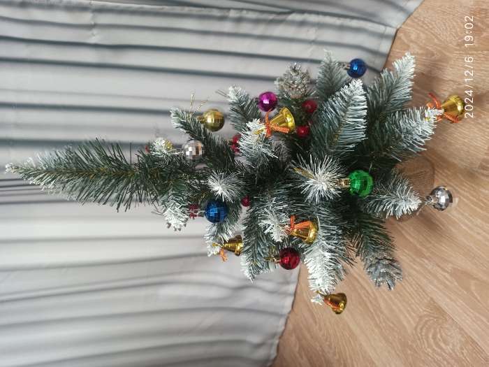 Фотография покупателя товара Ёлочные игрушки 8 шт. «Зимнее волшебство. Колокольчики с бантиком и снежинками» пластик, 2 см, красно-золото - Фото 2