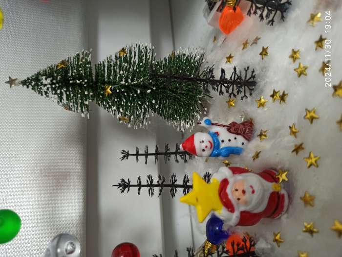 Фотография покупателя товара Миниатюра кукольная «Дед Мороз со звездой», набор 2 шт., размер 1 шт. — 3,7 × 2,3 см - Фото 1